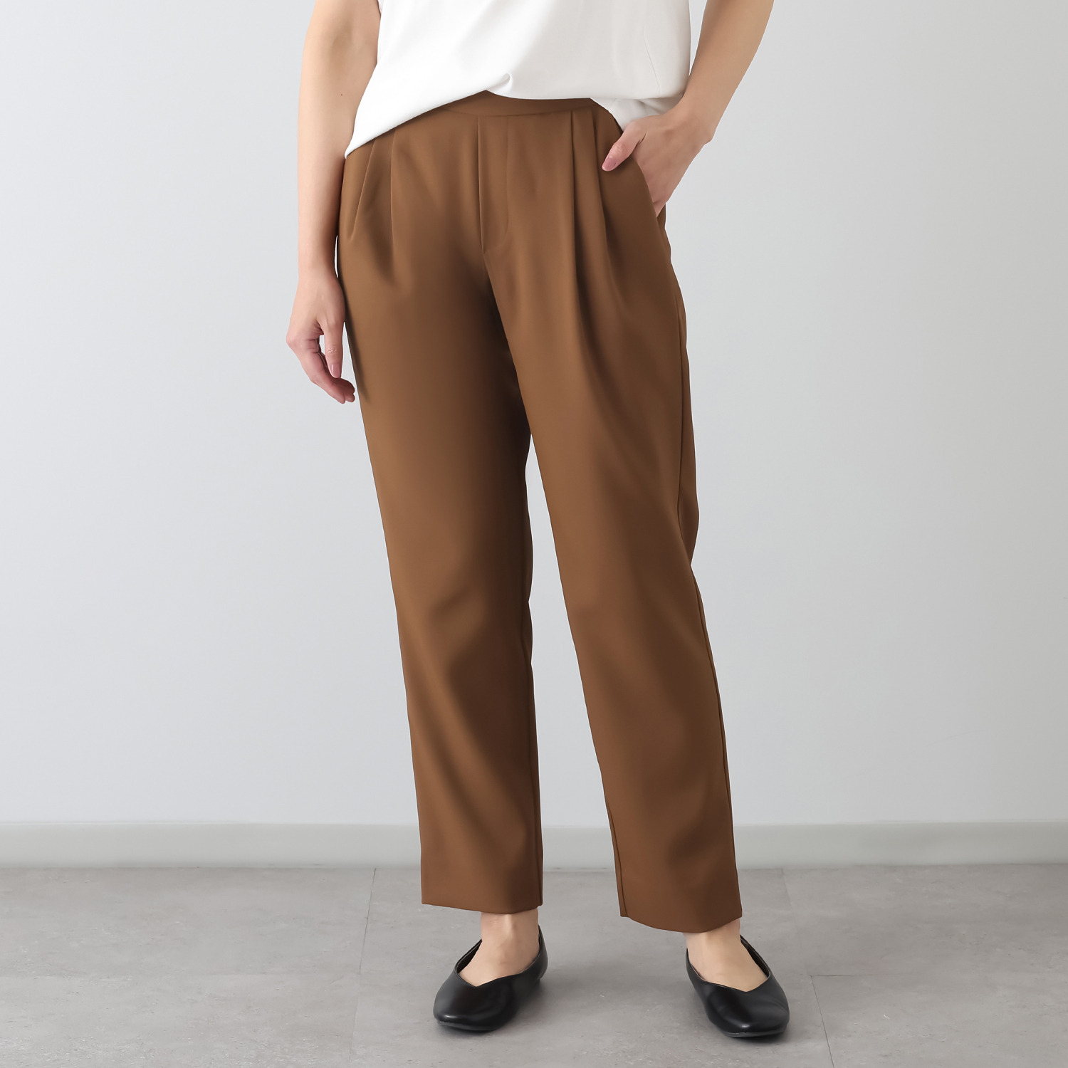 ウタオ 多機能 ストレッチ素材使用 テーパードパンツ