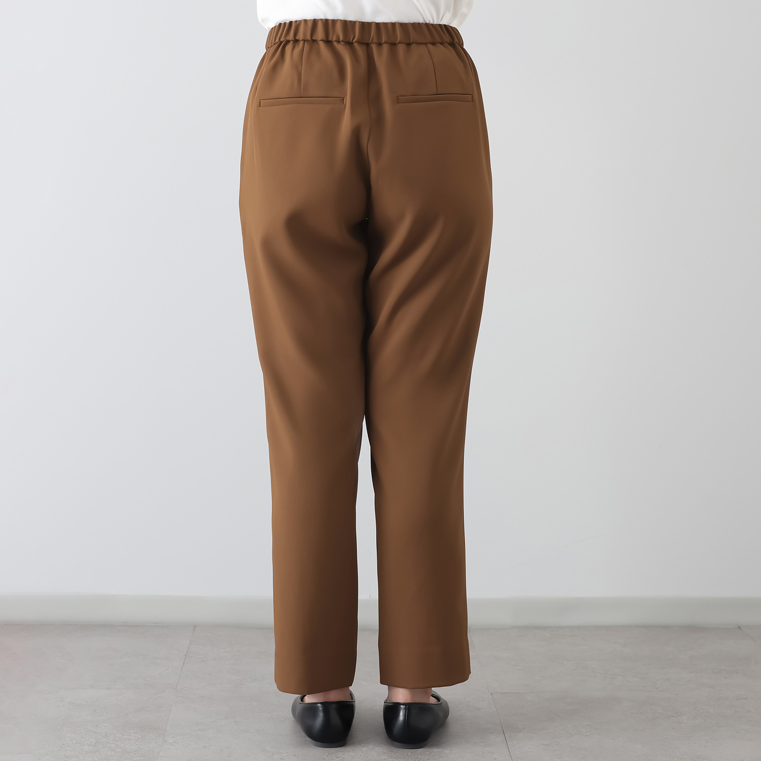 ウタオ 多機能 ストレッチ素材使用 テーパードパンツ