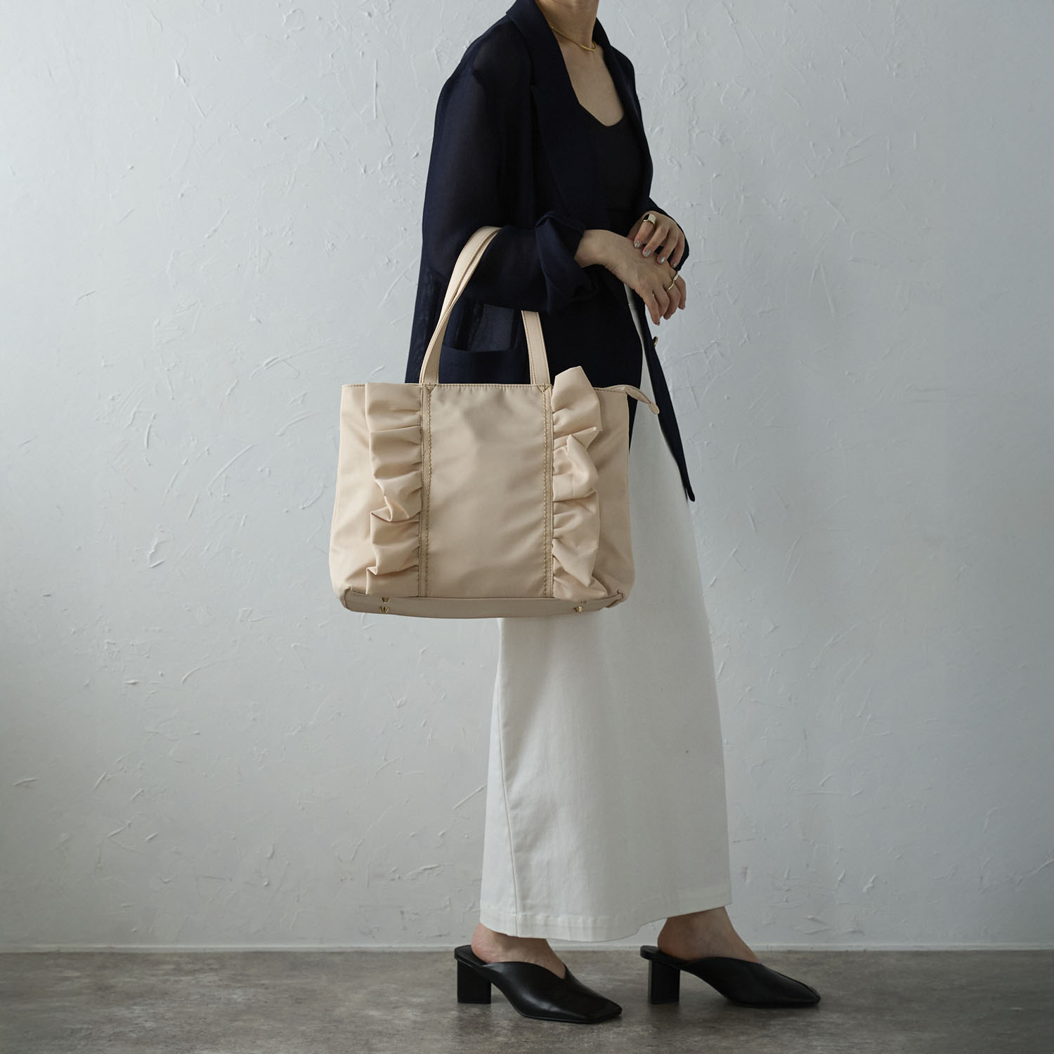 グッシオイタリー はっ水　こだわり素材 ナイロンフリル Ａ４トートバッグ ＜ミニミラーチャーム付＞