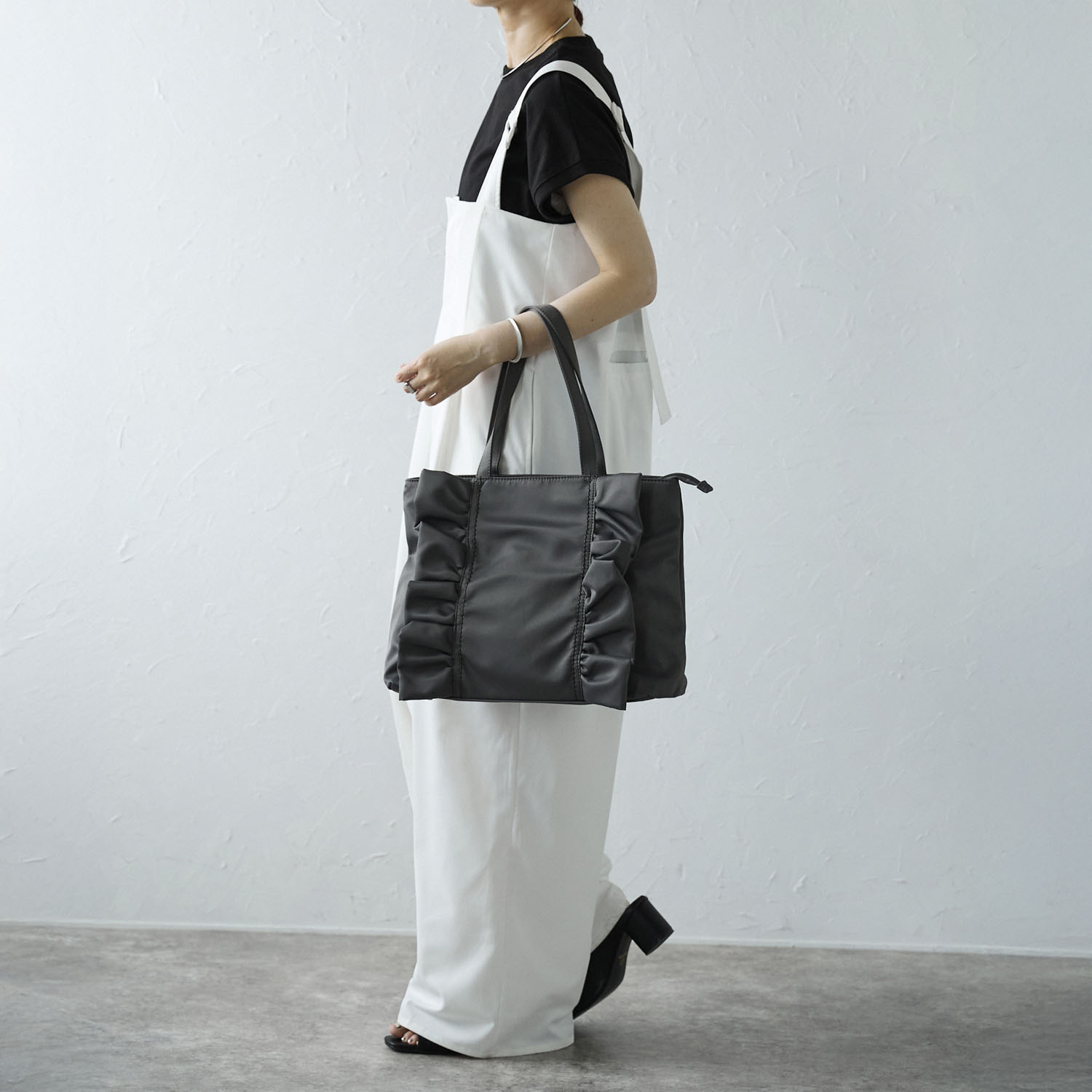 グッシオイタリー はっ水　こだわり素材 ナイロンフリル Ａ４トートバッグ ＜ミニミラーチャーム付＞