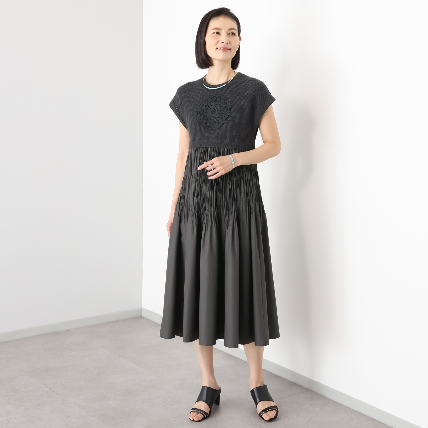 ユキコハナイ　シック ニット＆プリーツコンビ 花モティーフワンピース