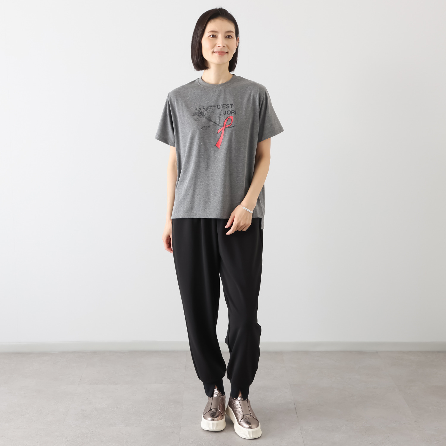 ユキコハナイ　シック ユリモティーフ＆ Ｃ’ＥＳＴ　ＪＯＲＩ プリントＴシャツ