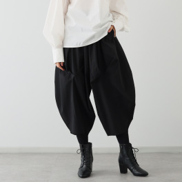 ベルポニー リラックスシルエット ストレッチ素材 デザインテーパードパンツ