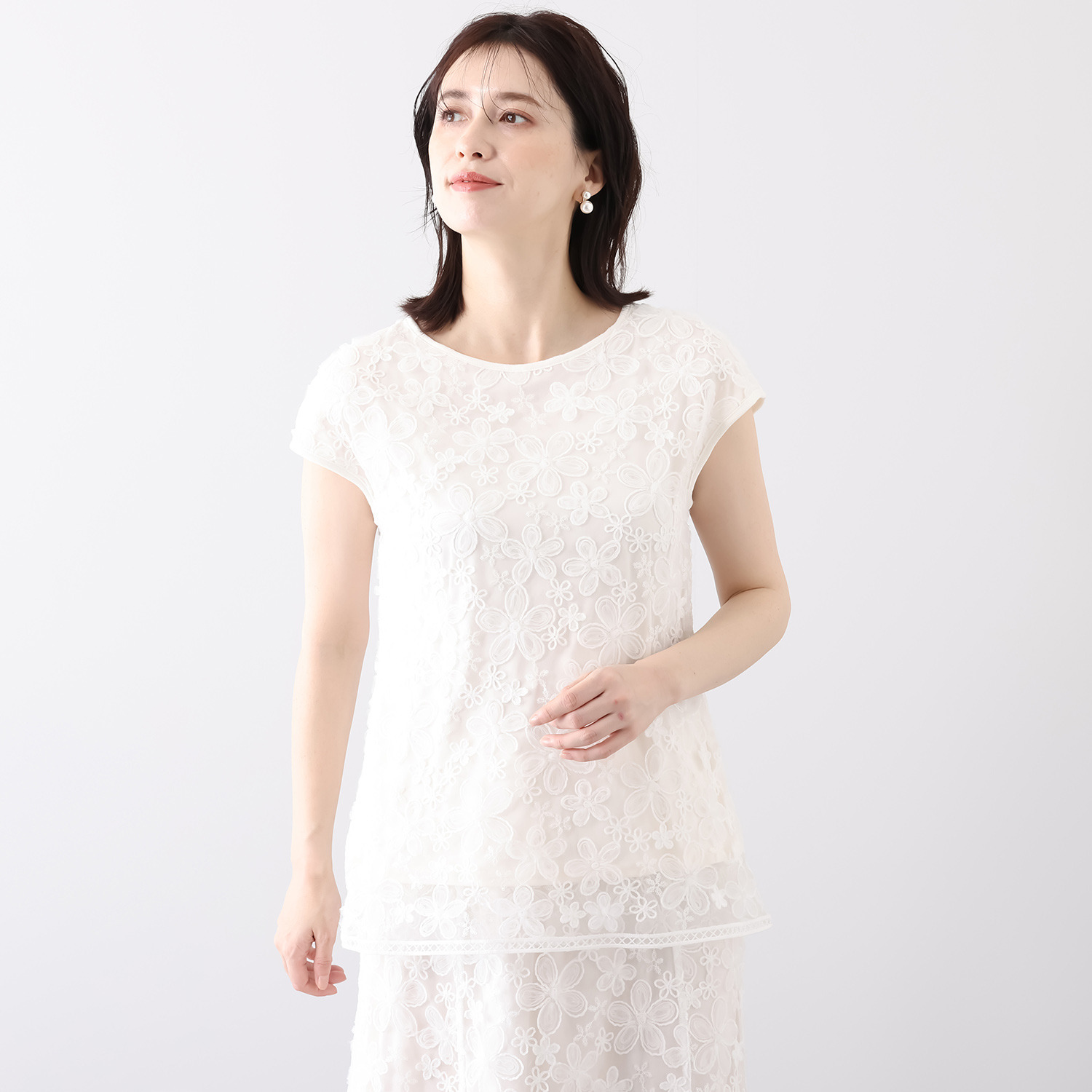 ルクオーレ スパンコールアクセント 立体チュール＆ モール刺しゅう 総レースプルオーバー