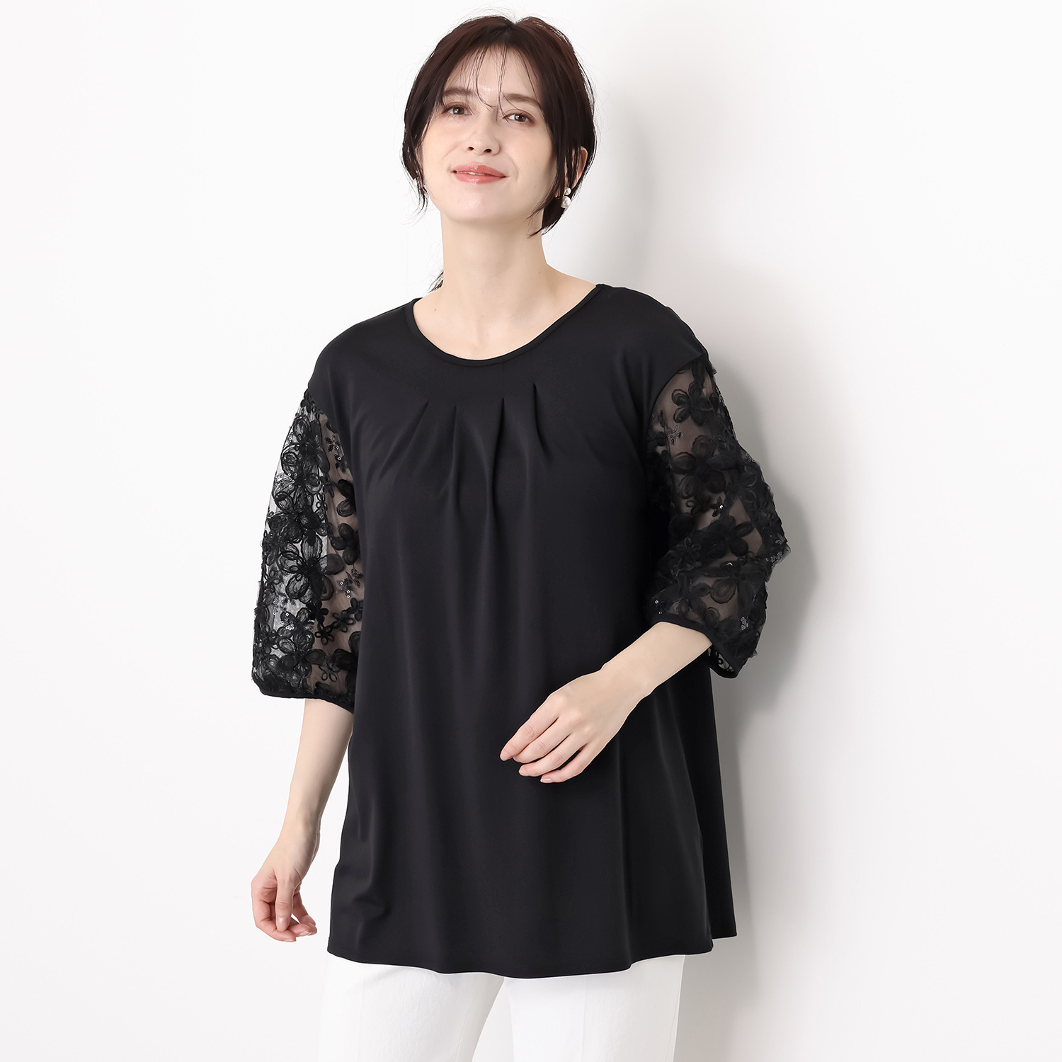 ルクオーレ スパンコールアクセント 立体チュール＆ モール刺しゅう 袖レース使いプルオーバー