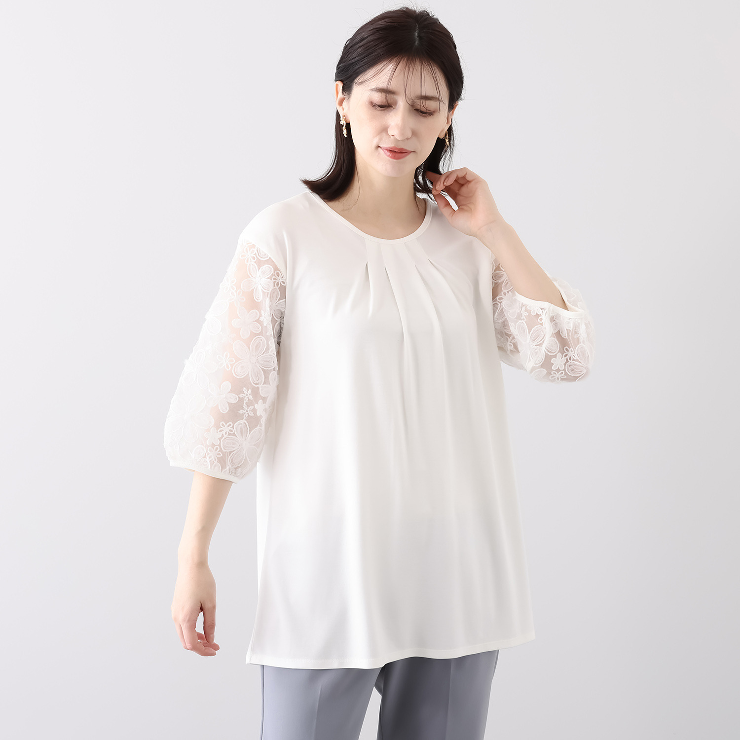 ルクオーレ スパンコールアクセント 立体チュール＆ モール刺しゅう 袖レース使いプルオーバー