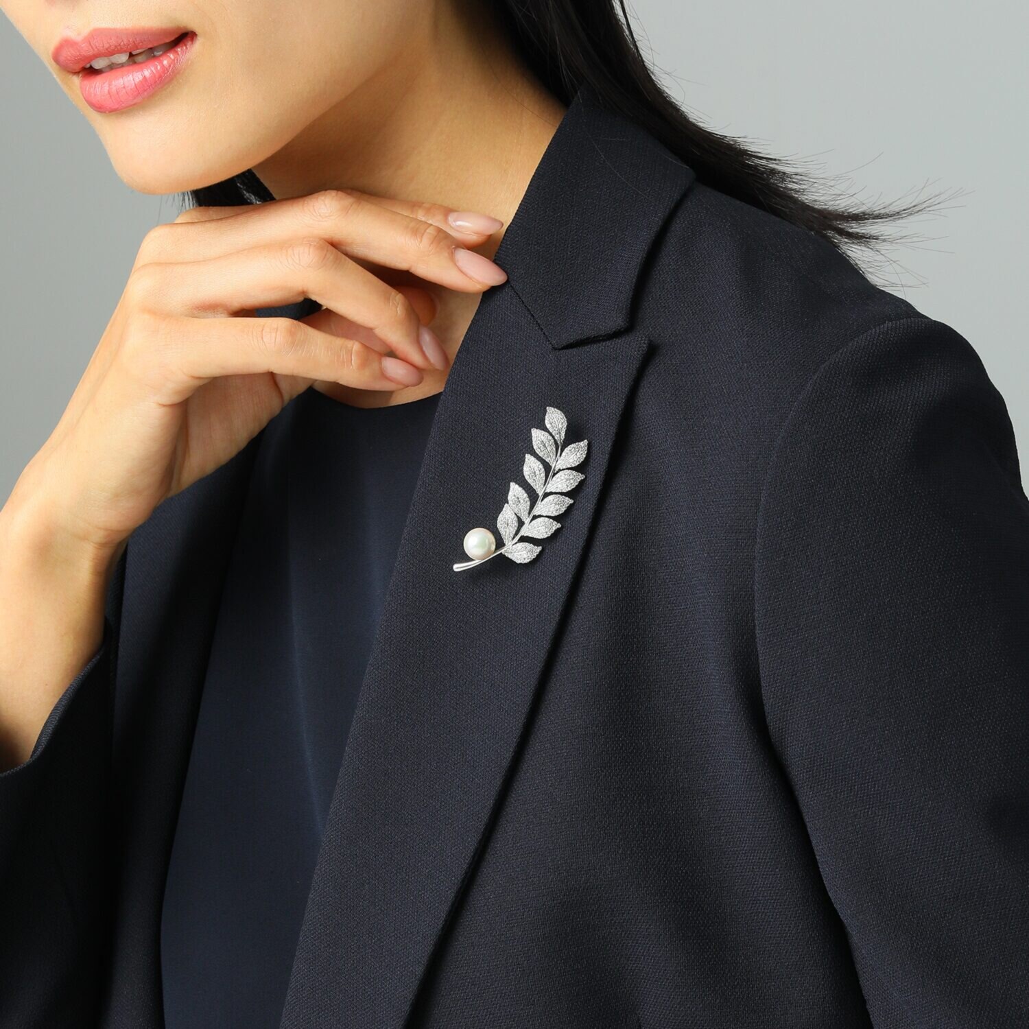 プレミアムパール 泉州の職人技 ９ｍｍＵＰ 貝パール＆ＣＺ リーフデザイン ペンダントブローチ