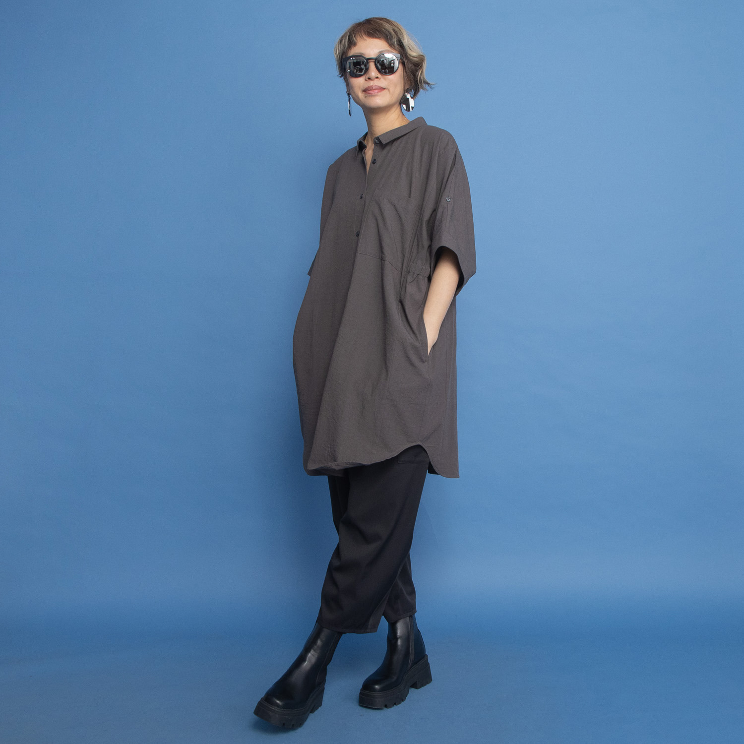 ヨーコモリモト コンパクトな襟で 着る人を選ばない デザインシャツチュニック