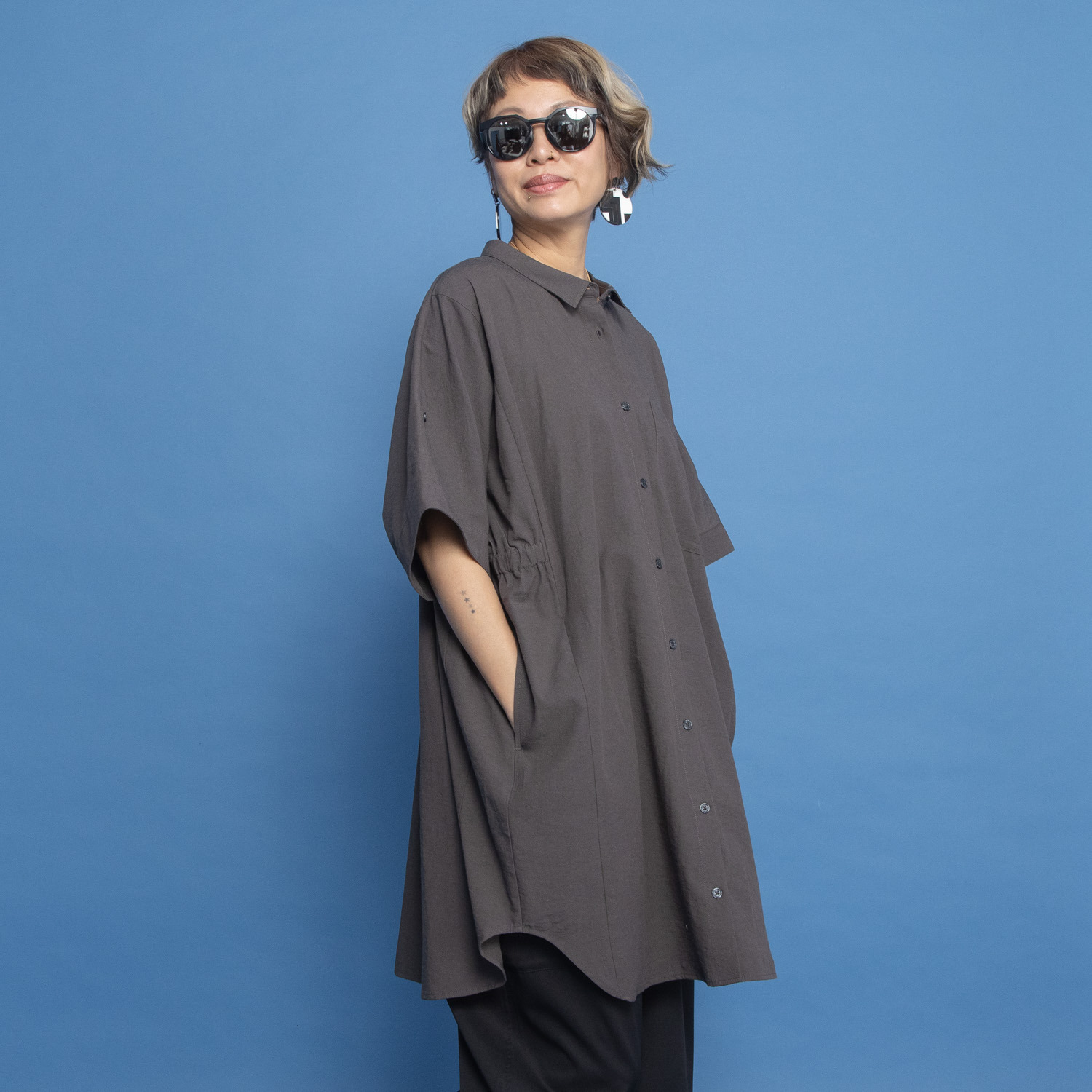 ヨーコモリモト コンパクトな襟で 着る人を選ばない デザインシャツチュニック