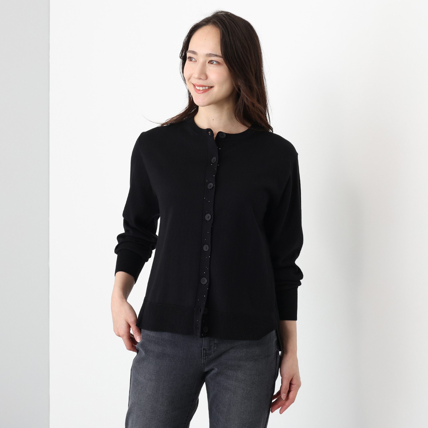 ソアージュ 極小スパンコールで 首元に煌めきを 綿１００％ スレンダー見え 長袖カーディガン