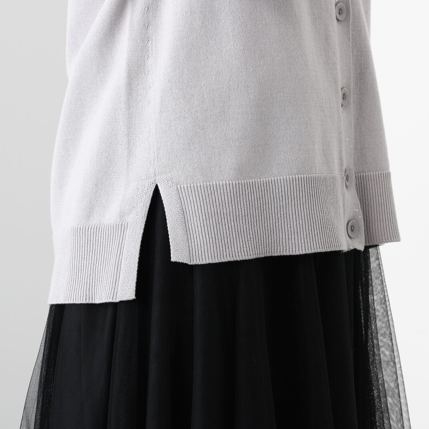 ソアージュ 極小スパンコールで 首元に煌めきを 綿１００％ スレンダー見え 長袖カーディガン