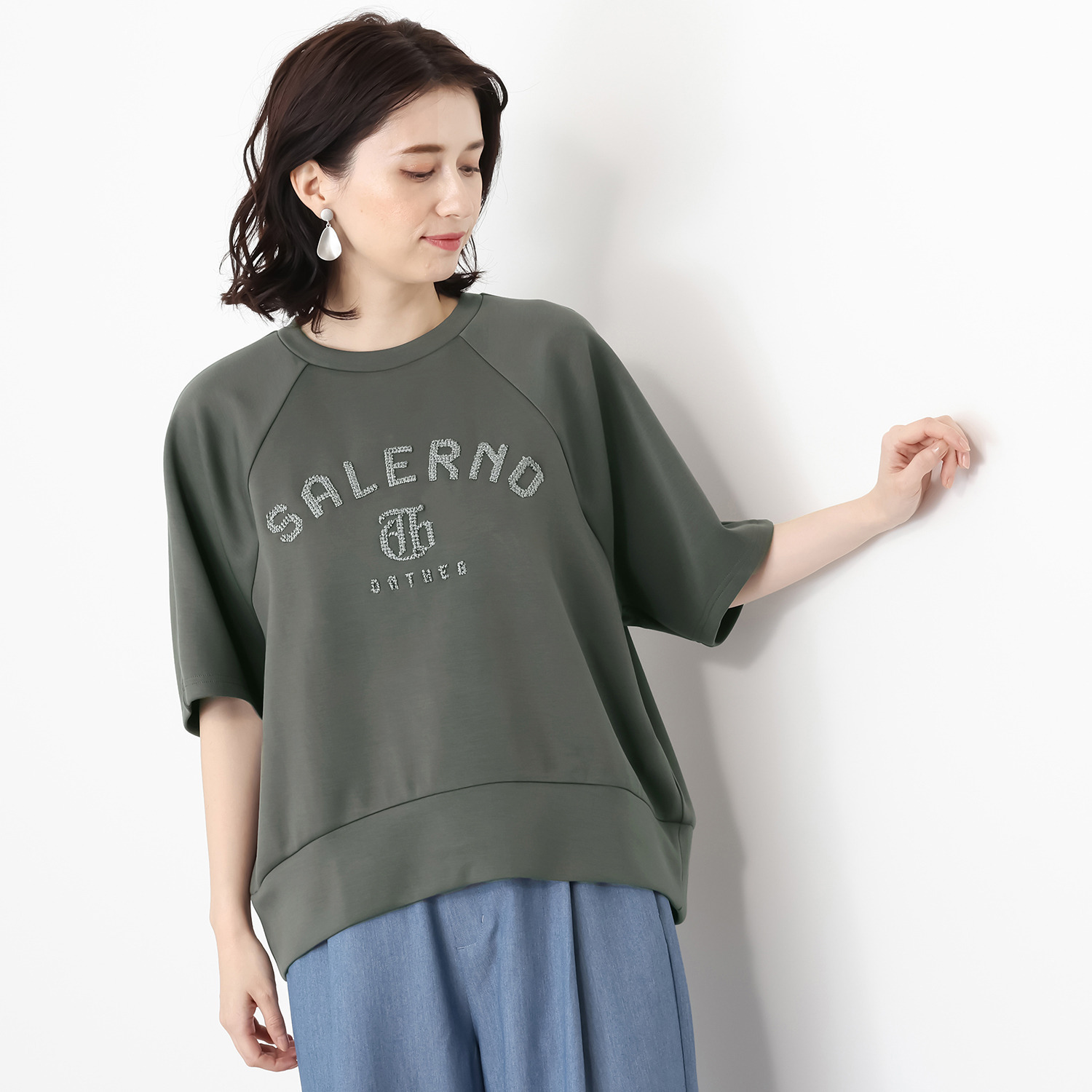 オンザビーバイサマーミー カジュアルを格上げ 着るだけで華やぐ レリーフ刺しゅうＴシャツ