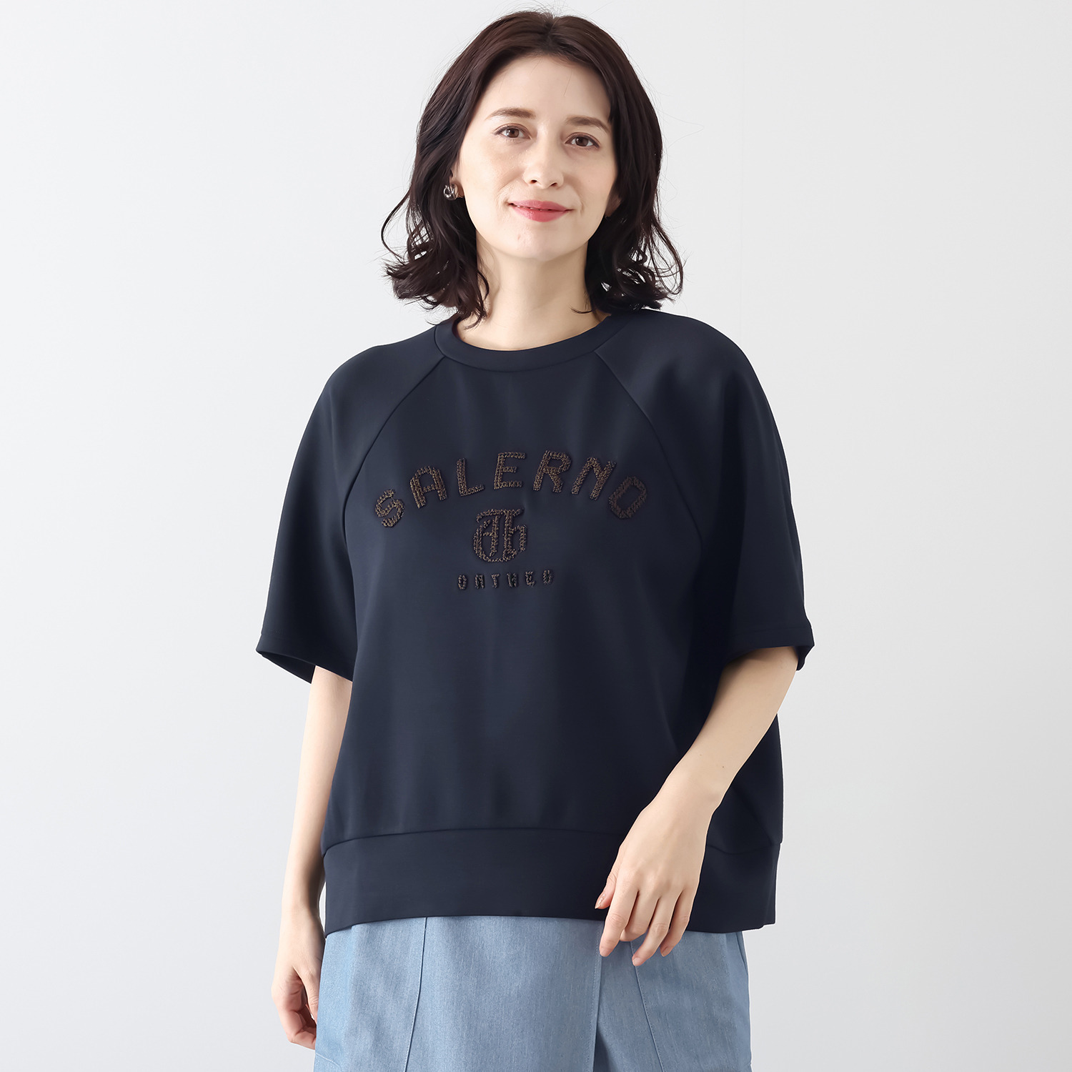 オンザビーバイサマーミー カジュアルを格上げ 着るだけで華やぐ レリーフ刺しゅうＴシャツ