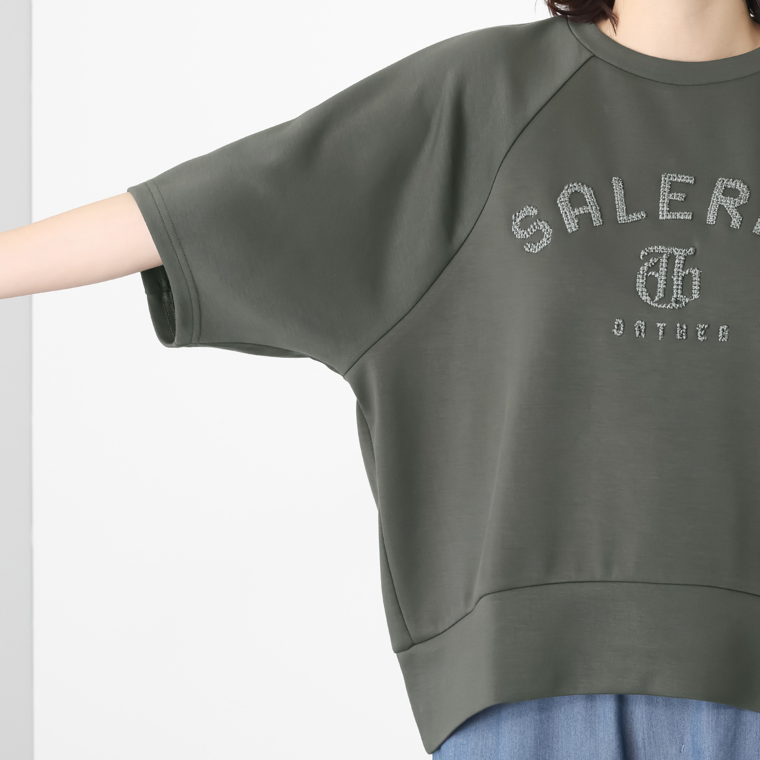 オンザビーバイサマーミー カジュアルを格上げ 着るだけで華やぐ レリーフ刺しゅうＴシャツ