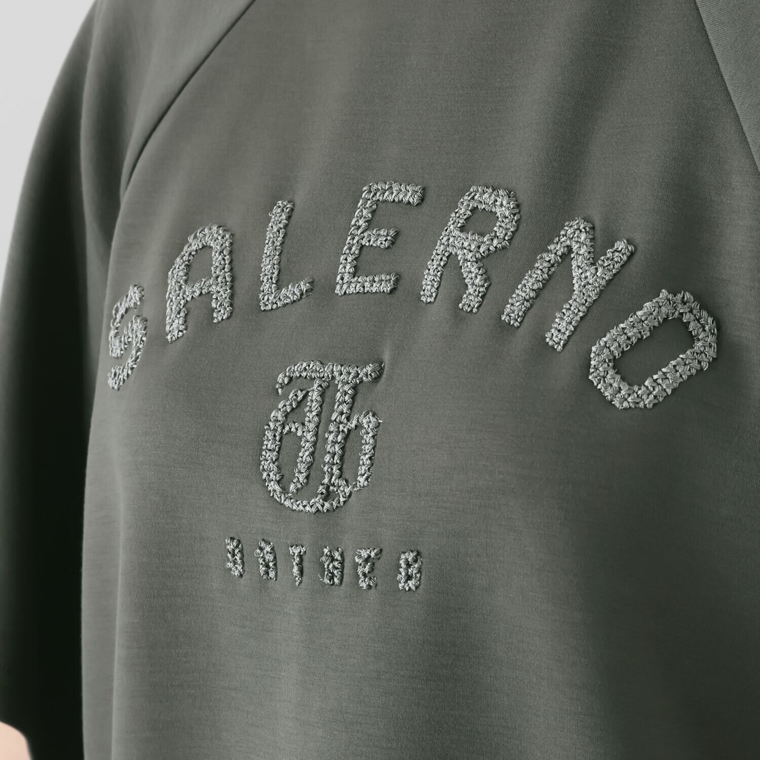 オンザビーバイサマーミー カジュアルを格上げ 着るだけで華やぐ レリーフ刺しゅうＴシャツ