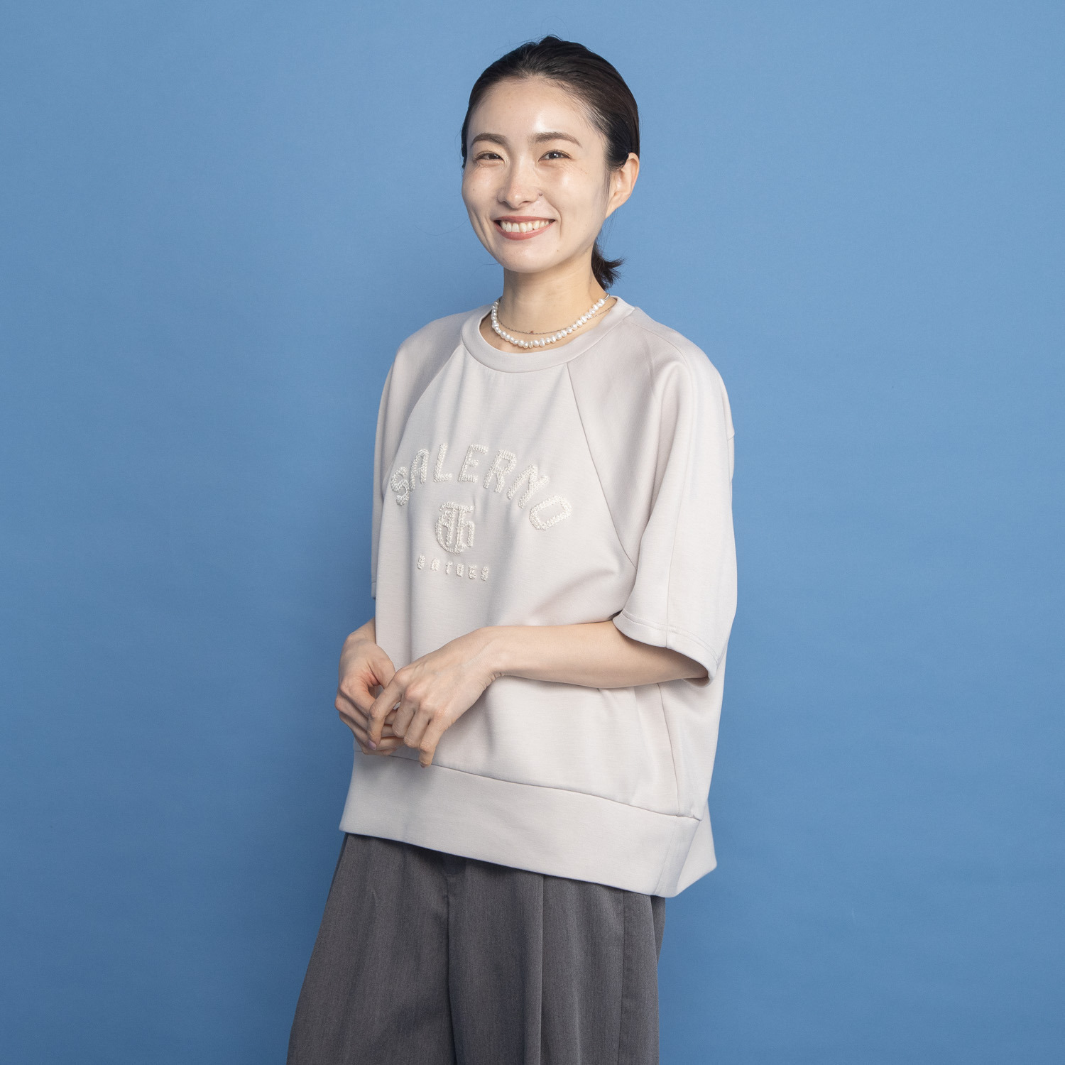 オンザビーバイサマーミー カジュアルを格上げ 着るだけで華やぐ レリーフ刺しゅうＴシャツ