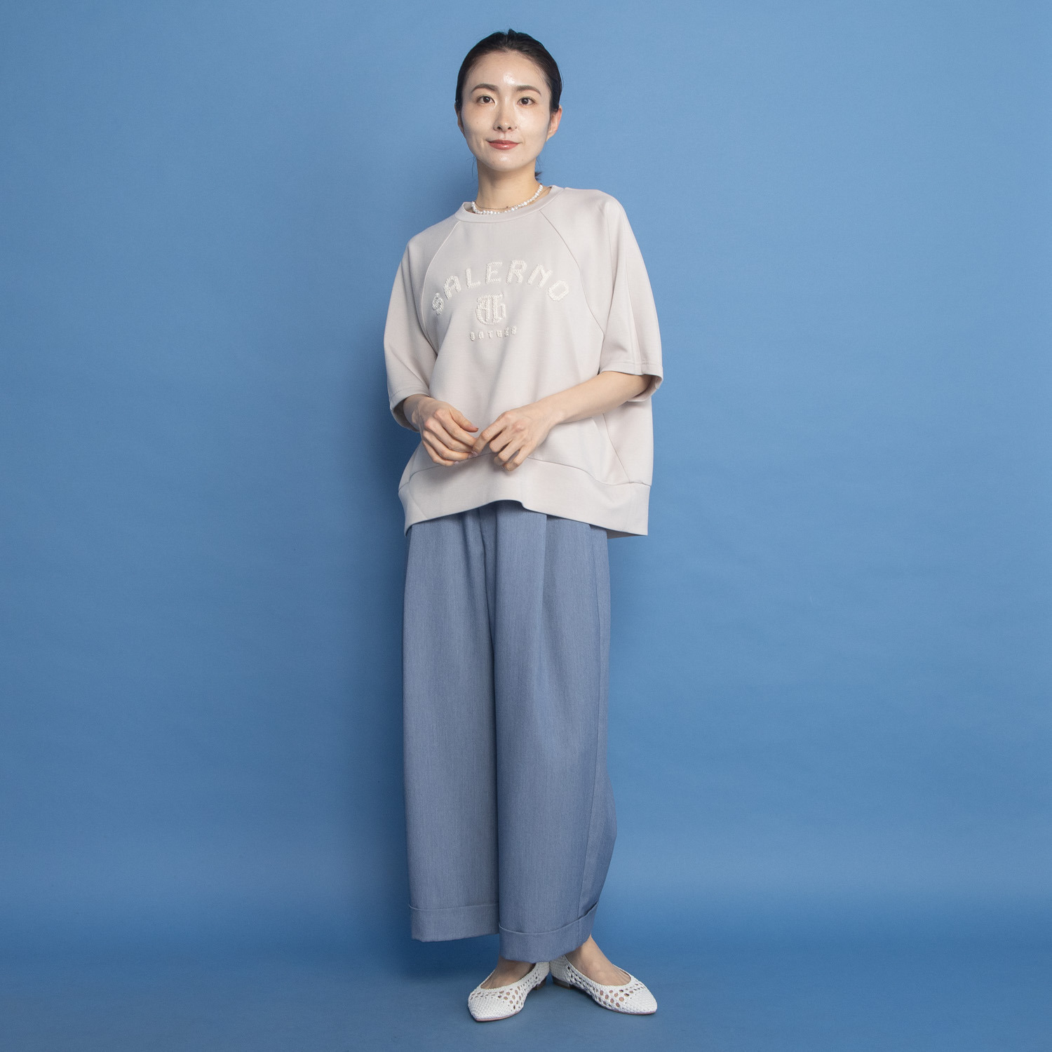 オンザビーバイサマーミー カジュアルを格上げ 着るだけで華やぐ レリーフ刺しゅうＴシャツ