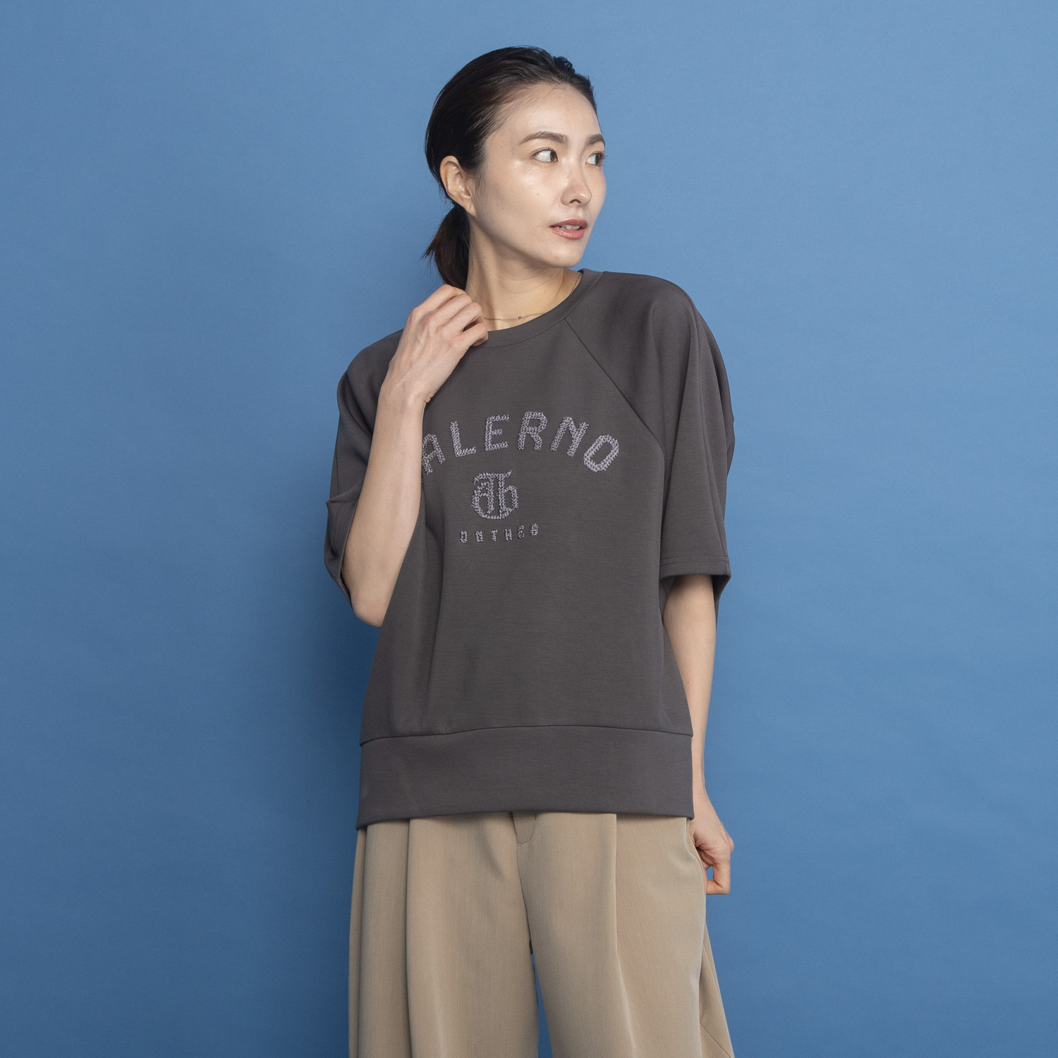 オンザビーバイサマーミー カジュアルを格上げ 着るだけで華やぐ レリーフ刺しゅうＴシャツ