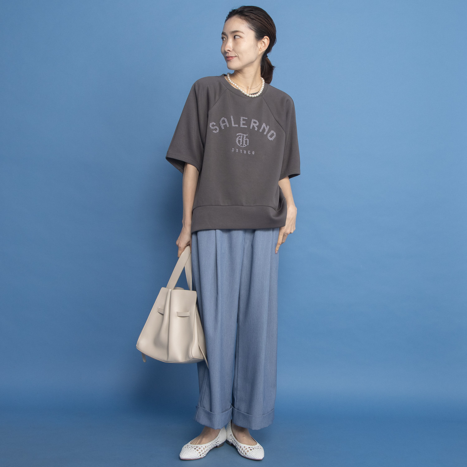 オンザビーバイサマーミー カジュアルを格上げ 着るだけで華やぐ レリーフ刺しゅうＴシャツ