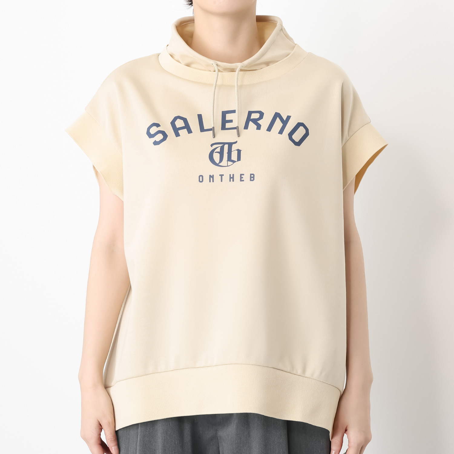 オンザビーバイサマーミー トラッドカジュアルを 簡単に取り入れられる プリントロゴベスト