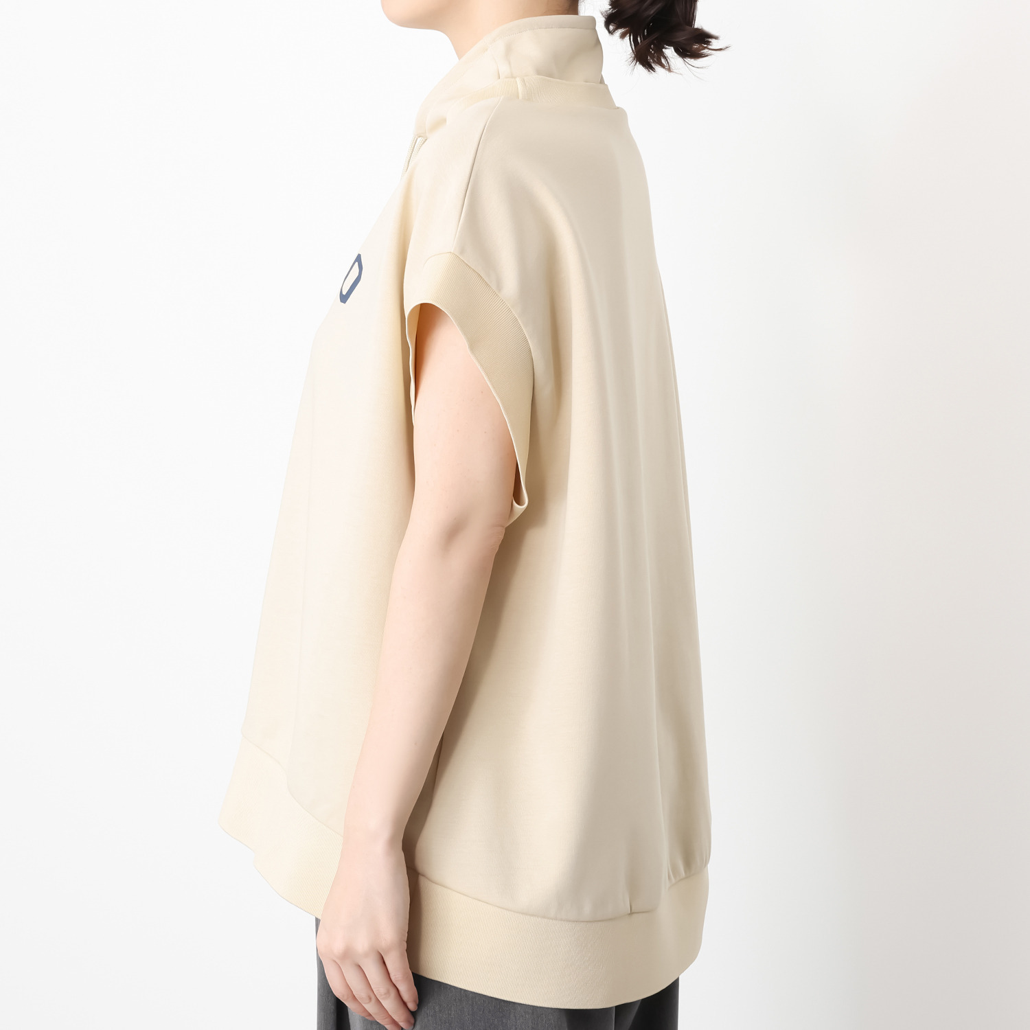 オンザビーバイサマーミー トラッドカジュアルを 簡単に取り入れられる プリントロゴベスト