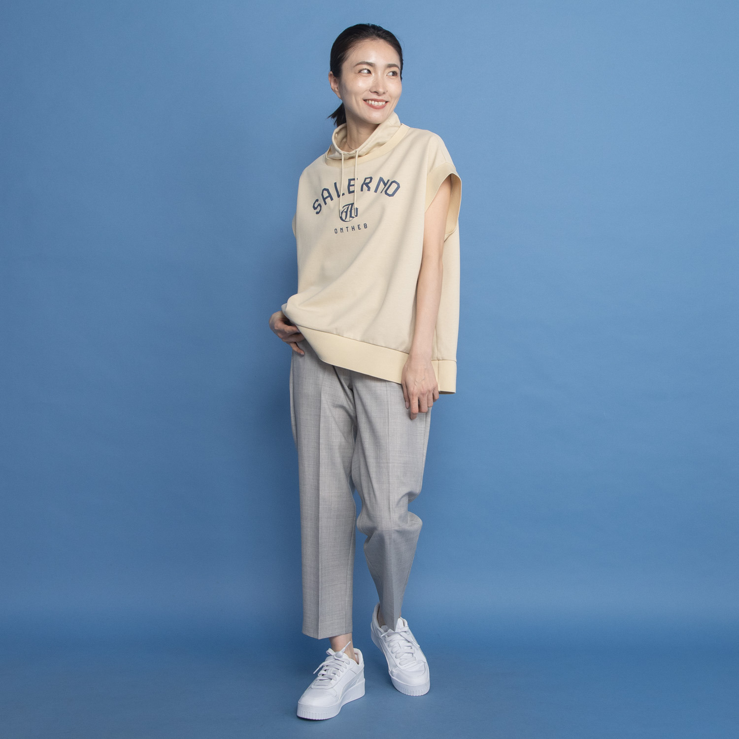 オンザビーバイサマーミー トラッドカジュアルを 簡単に取り入れられる プリントロゴベスト