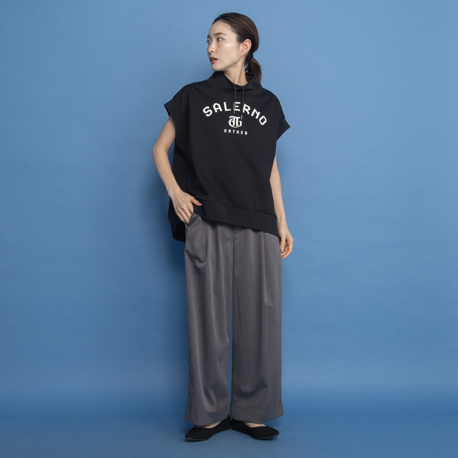 オンザビーバイサマーミー トラッドカジュアルを 簡単に取り入れられる プリントロゴベスト