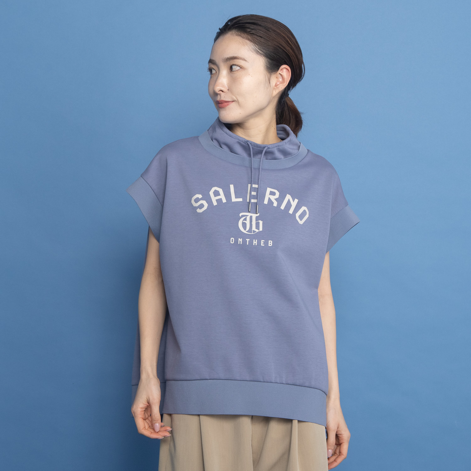 オンザビーバイサマーミー トラッドカジュアルを 簡単に取り入れられる プリントロゴベスト