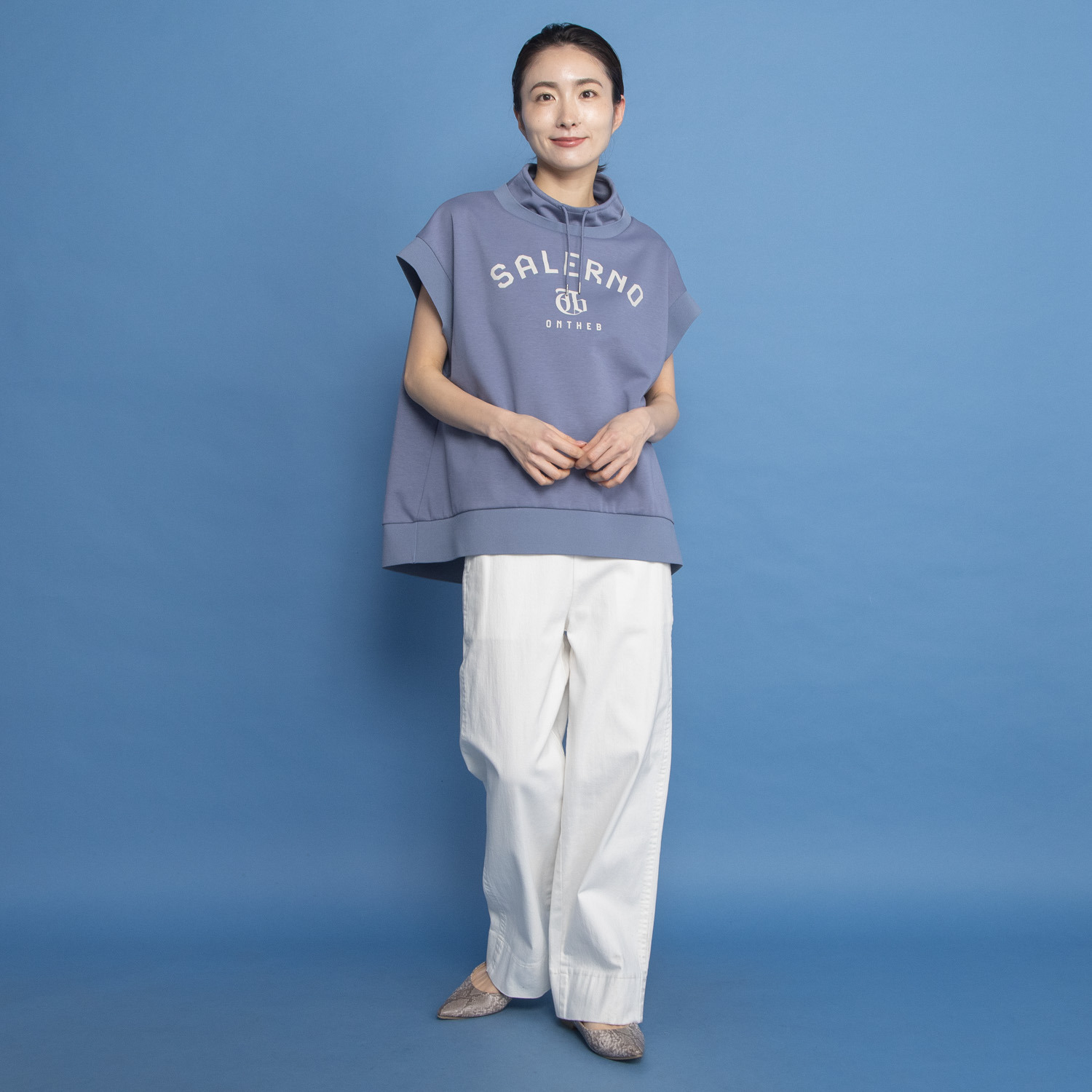 オンザビーバイサマーミー トラッドカジュアルを 簡単に取り入れられる プリントロゴベスト