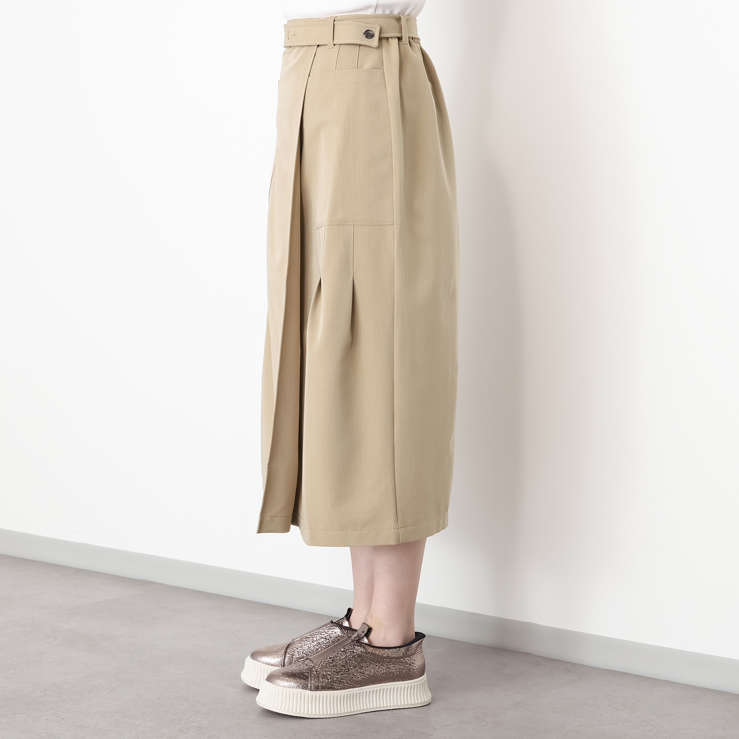 オンザビーバイサマーミー Ｉラインで旬な装い 共布配色ベルト付 タックデザインスカート