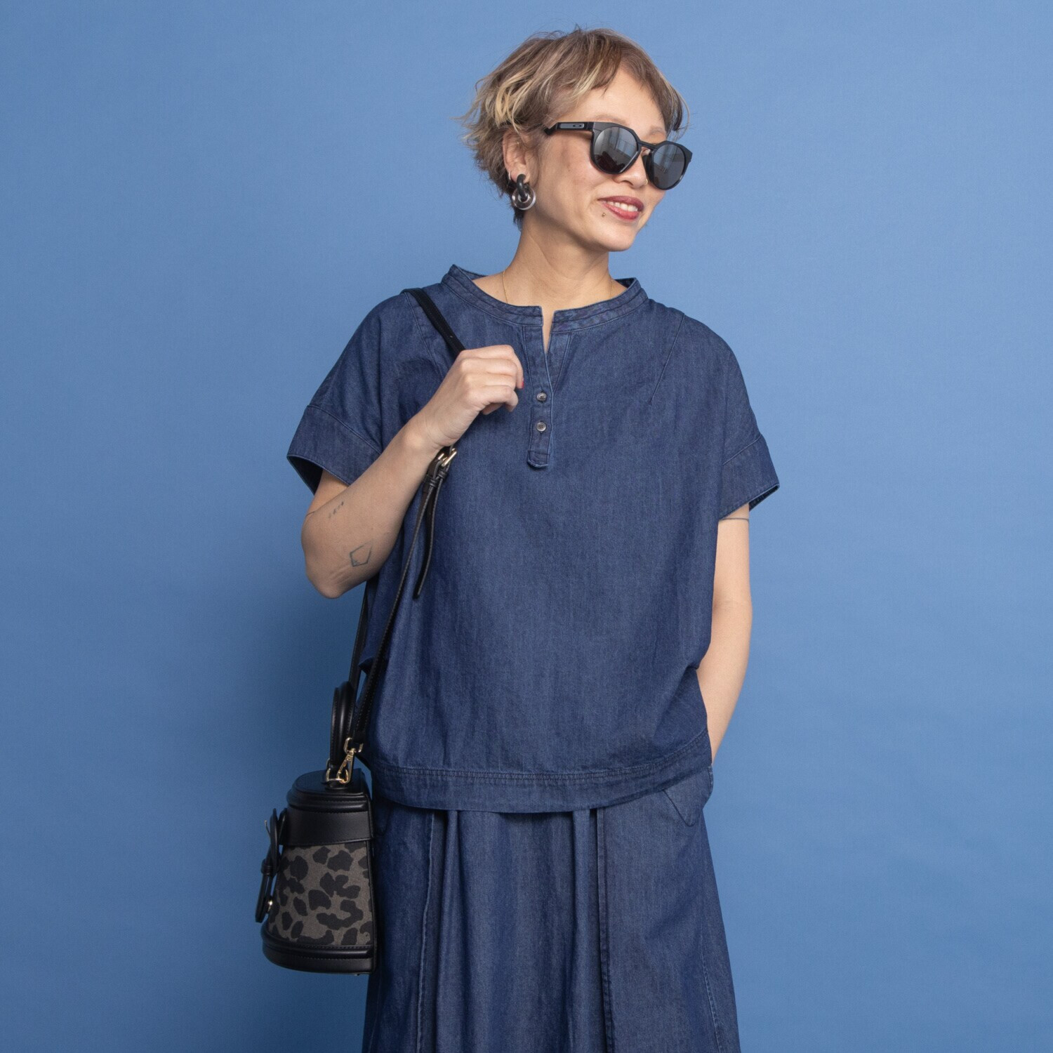 ワン　バイ ヨーコモリモト ライトオンスデニムで 爽やかモードカジュアル デザインブラウス