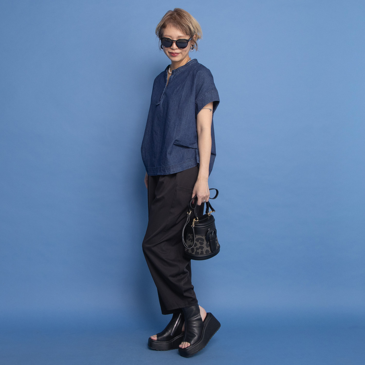 ワン　バイ ヨーコモリモト ライトオンスデニムで 爽やかモードカジュアル デザインブラウス