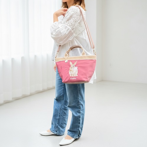 ラルジュ プレートチャーム付 テープアクセント 刺しゅう ２ウェイ舟形トートバッグ