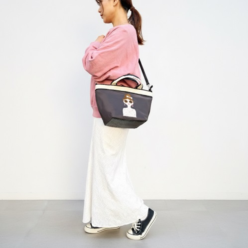 ラルジュ プレートチャーム付 テープアクセント 刺しゅう ２ウェイ舟形トートバッグ