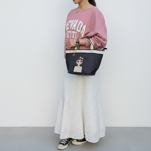 ラルジュ プレートチャーム付 テープアクセント 刺しゅう ２ウェイ舟形トートバッグ