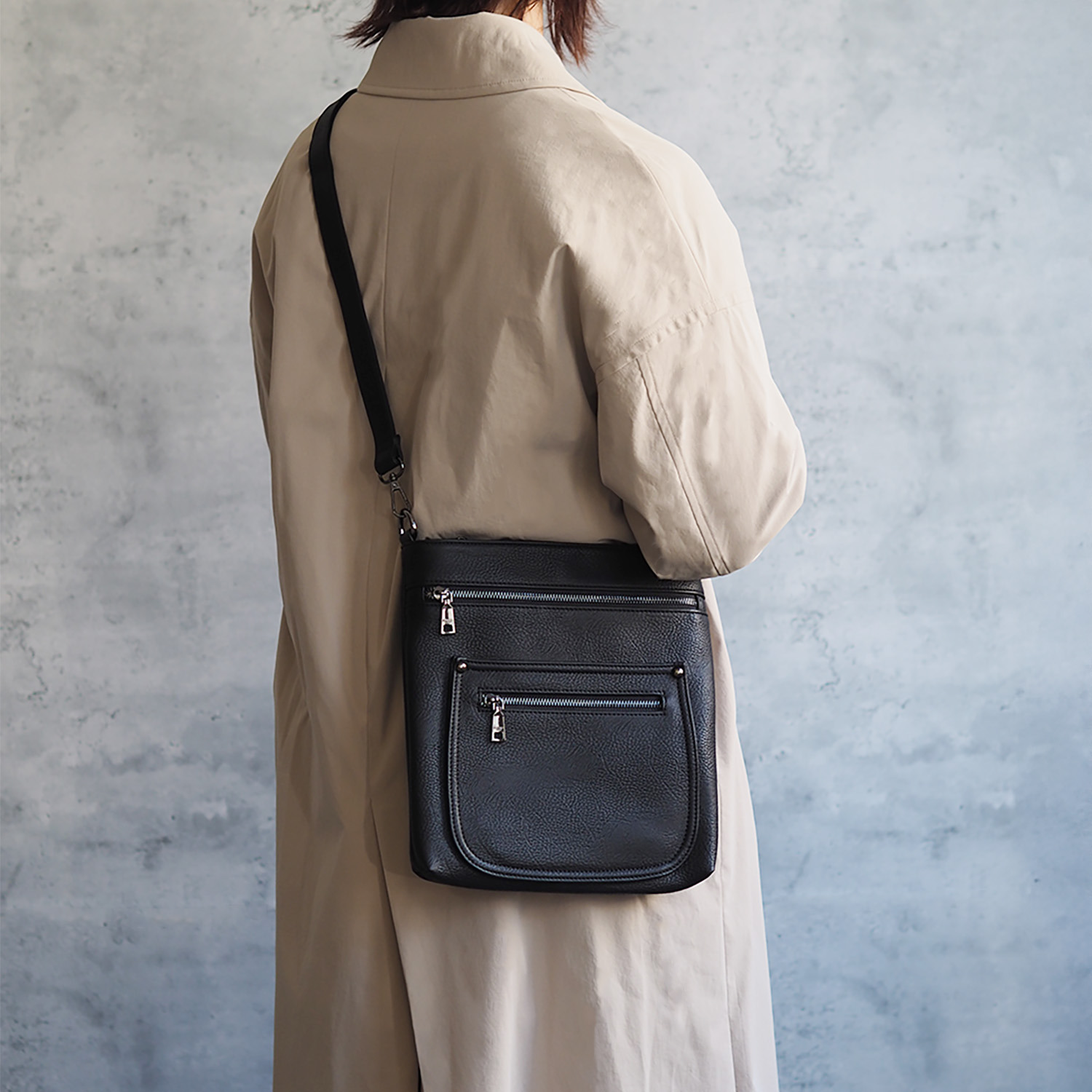 グッシオイタリー はっ水 こだわりのレザータッチ ポケットたっぷり ショルダーバッグ