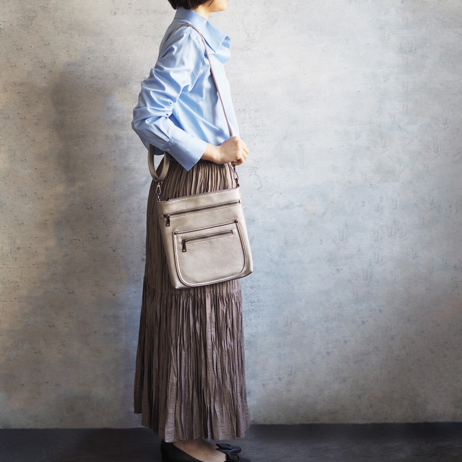 グッシオイタリー はっ水 こだわりのレザータッチ ポケットたっぷり ショルダーバッグ