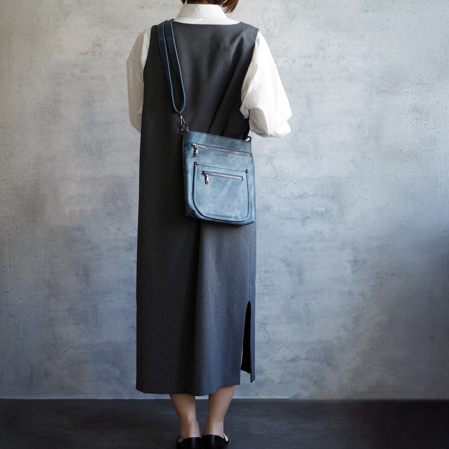 グッシオイタリー はっ水 こだわりのレザータッチ ポケットたっぷり ショルダーバッグ