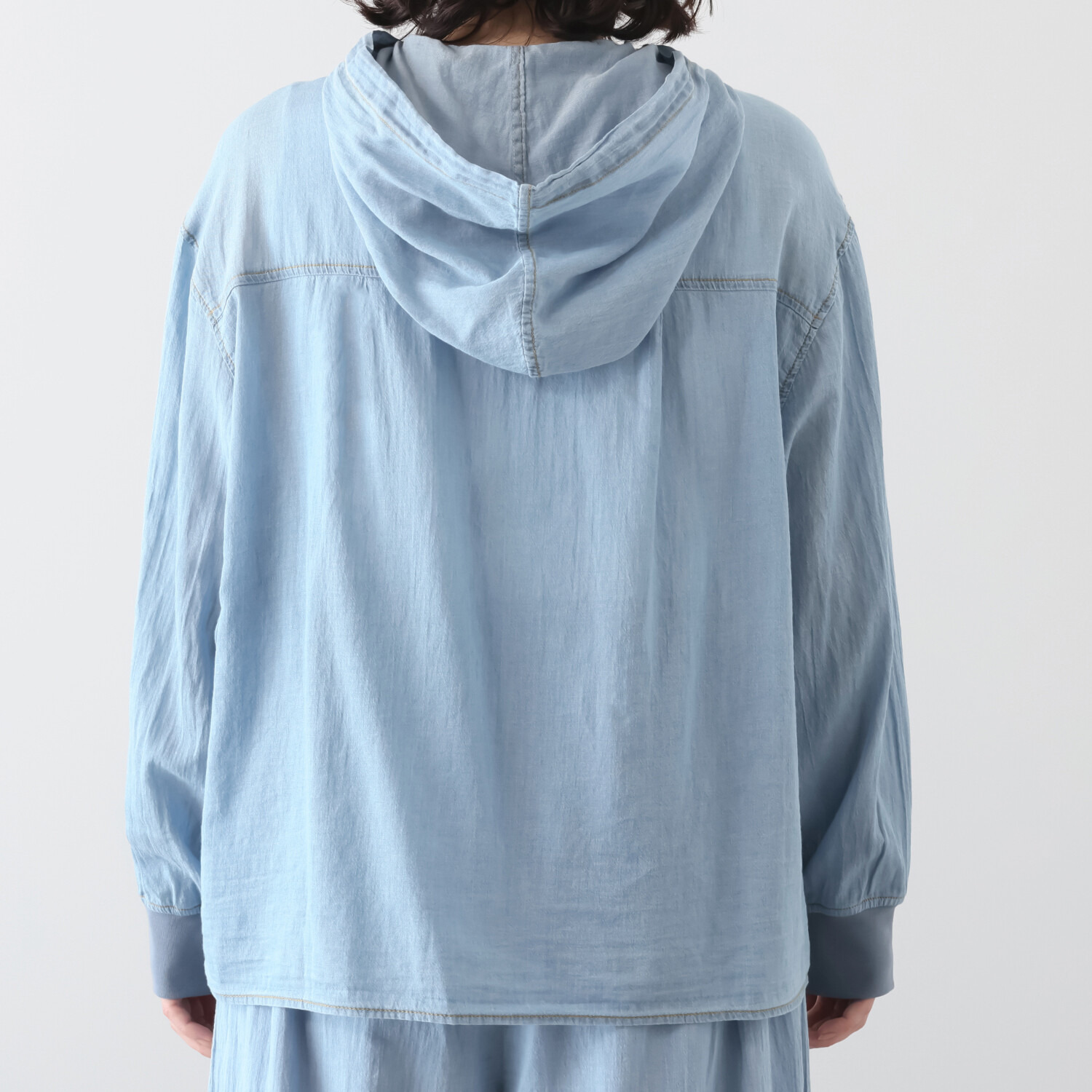 オン　ザ　エッジ 通年使える！ 重ねても映える！ こだわりのシアーデニム パーカーブラウスシャツ