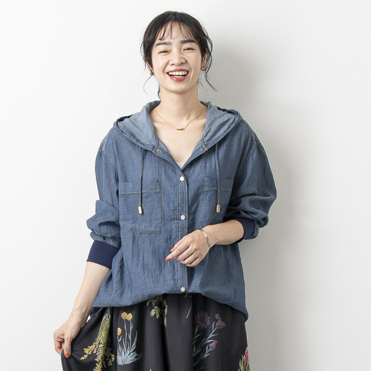 オン　ザ　エッジ 通年使える！ 重ねても映える！ こだわりのシアーデニム パーカーブラウスシャツ