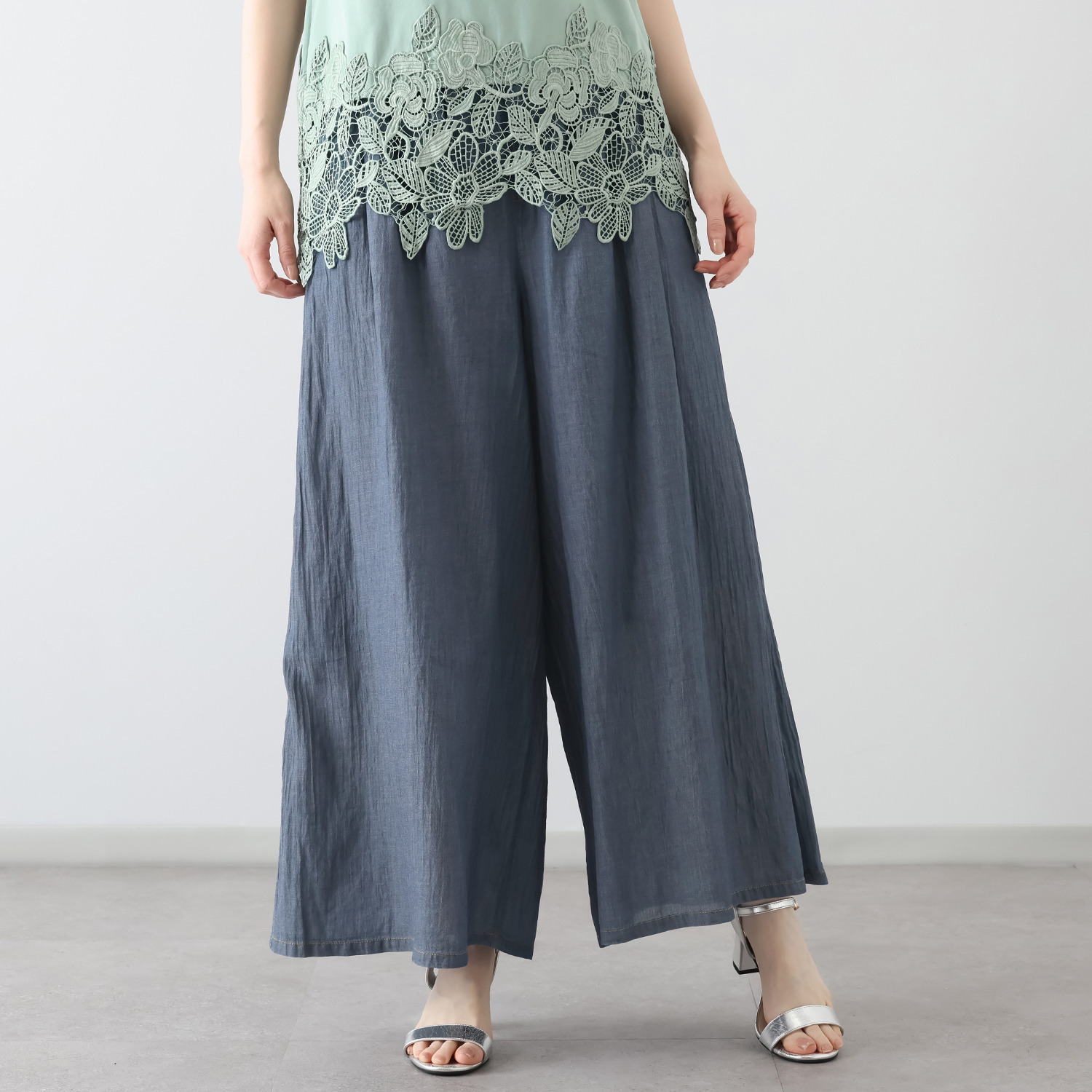 オン　ザ　エッジ エアリーで肌心地抜群 こだわりのシアーデニム ウエストタック ワイドパンツ