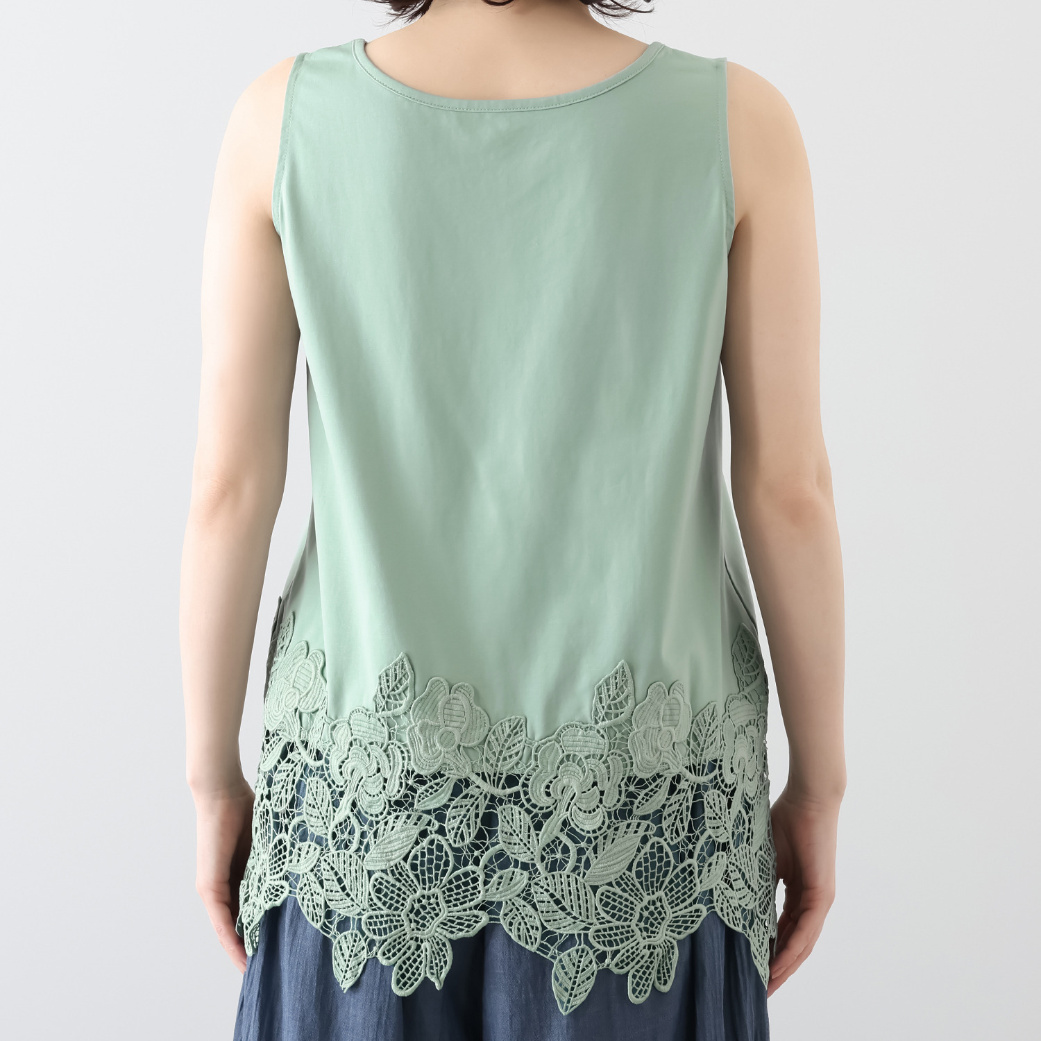 オン　ザ　エッジ フラワー＆ リーフモティーフ ケミカルレースが美しい スクエアーネック タンクトップ