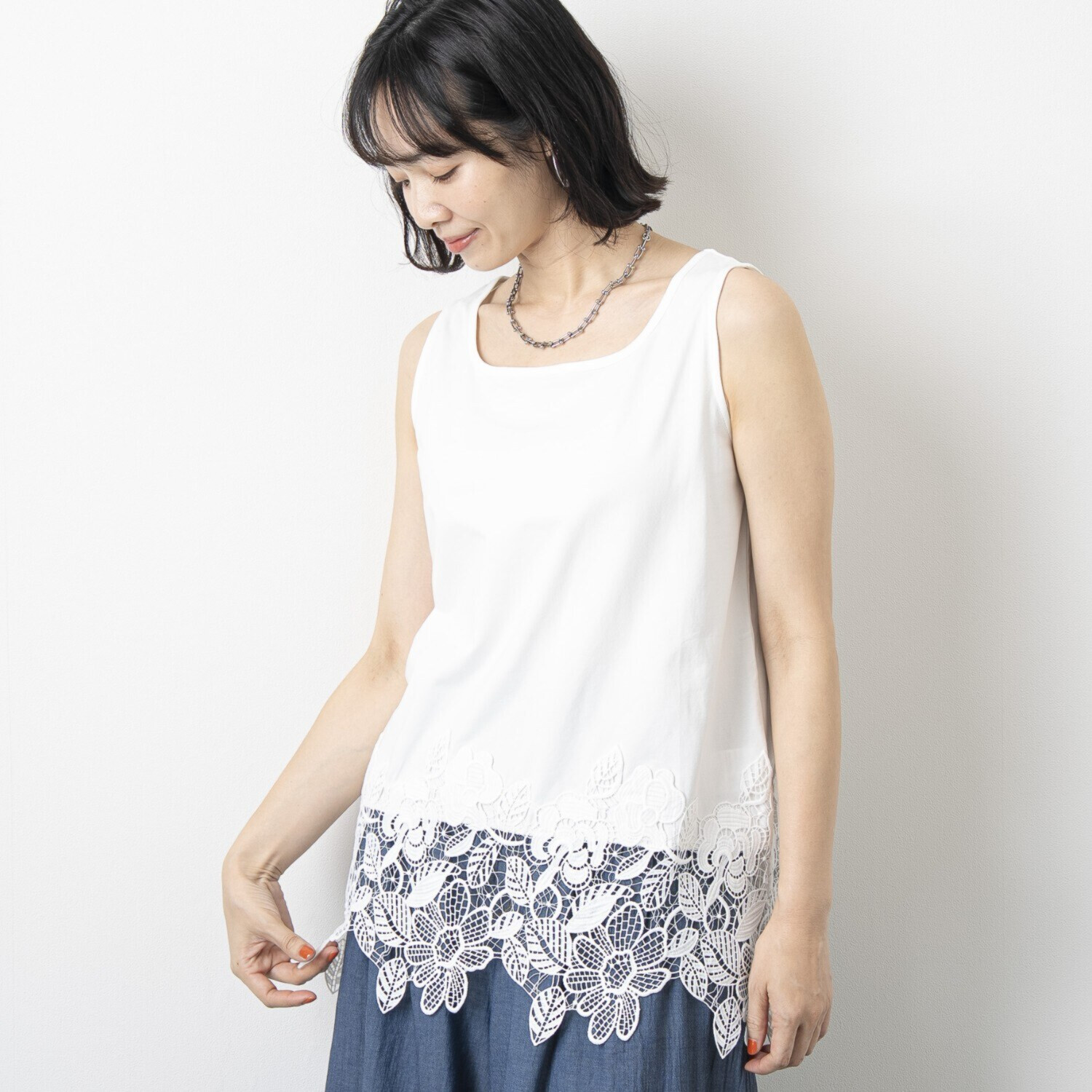 オン　ザ　エッジ フラワー＆ リーフモティーフ ケミカルレースが美しい スクエアーネック タンクトップ