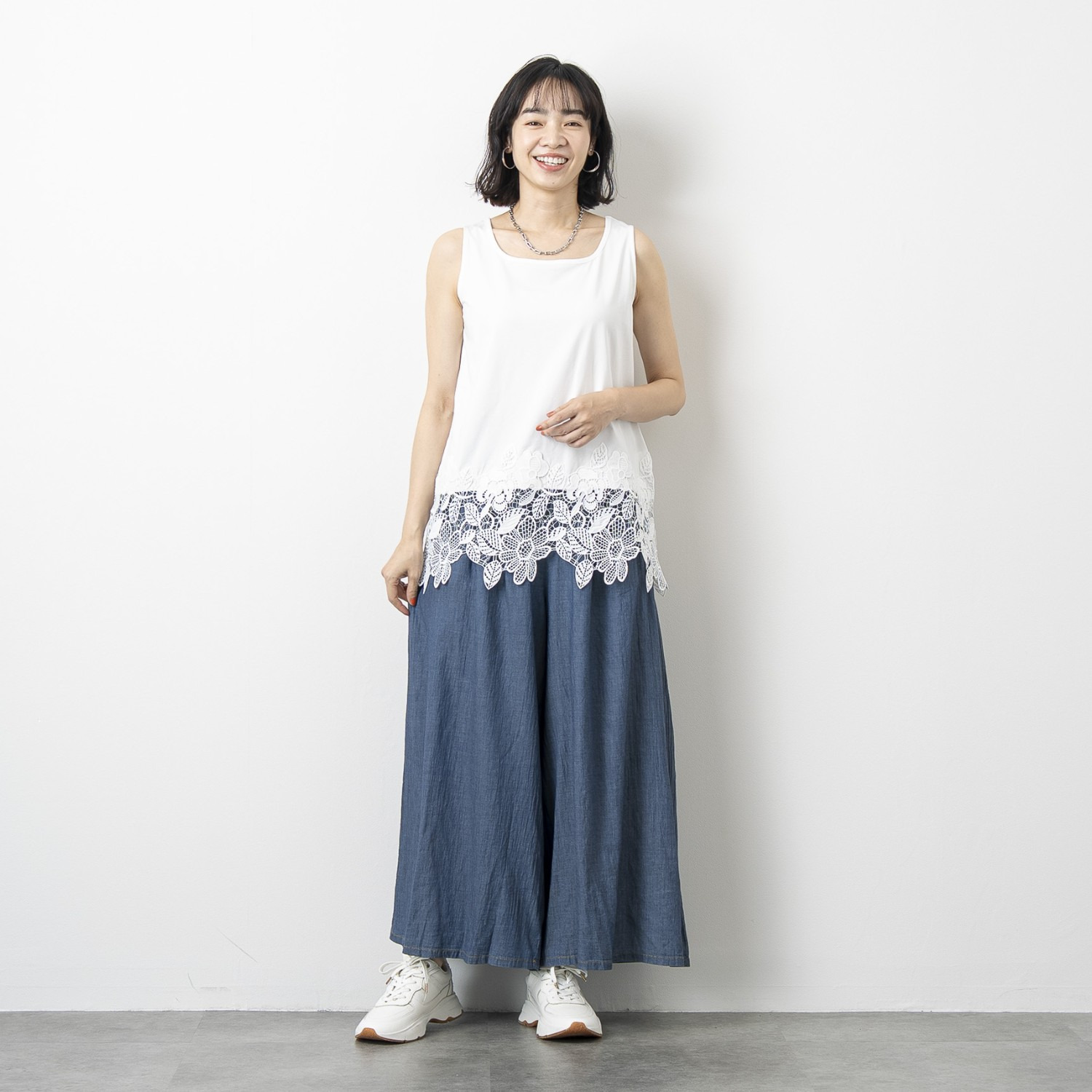 オン　ザ　エッジ フラワー＆ リーフモティーフ ケミカルレースが美しい スクエアーネック タンクトップ