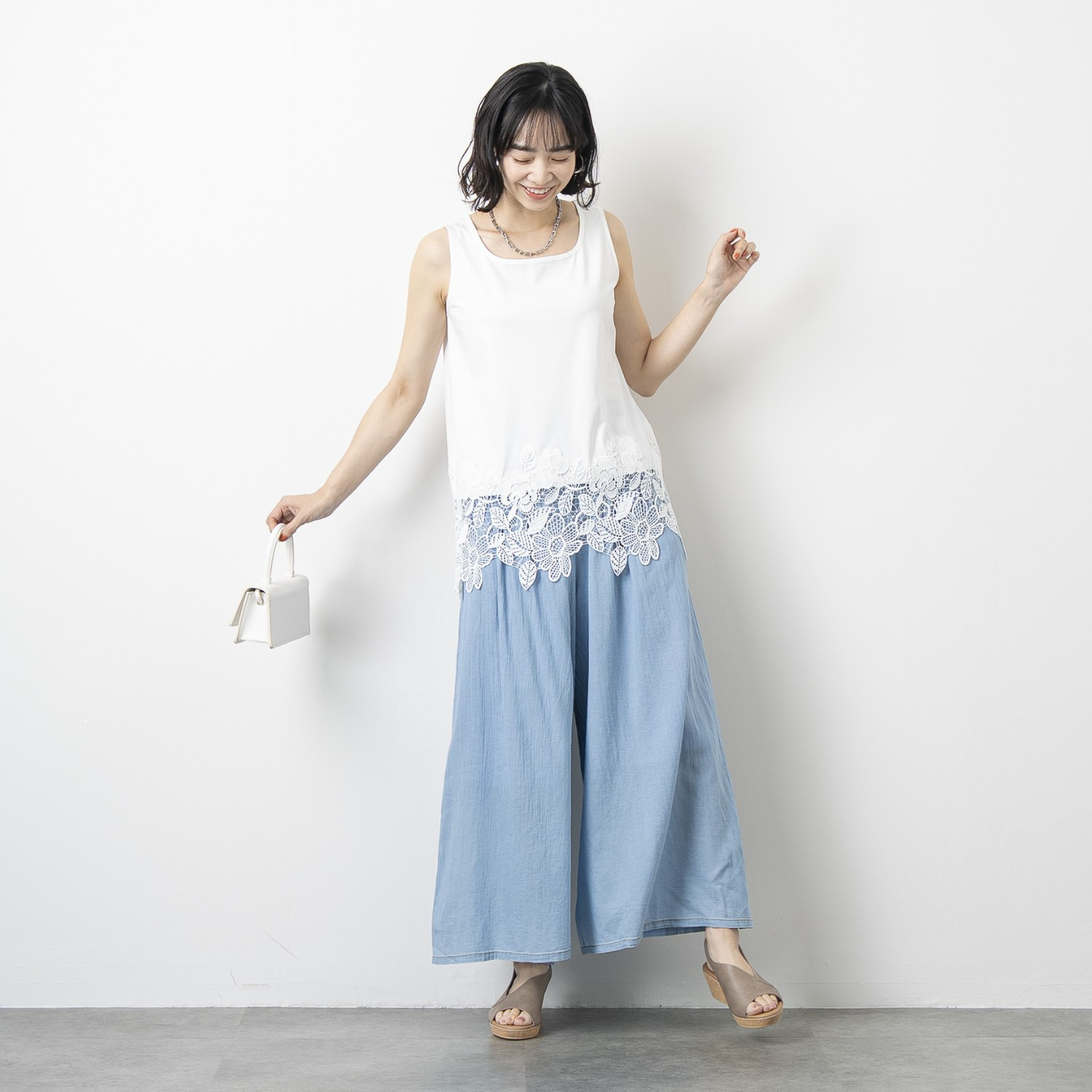 オン　ザ　エッジ フラワー＆ リーフモティーフ ケミカルレースが美しい スクエアーネック タンクトップ