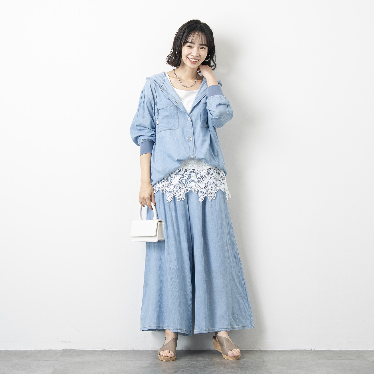 オン　ザ　エッジ フラワー＆ リーフモティーフ ケミカルレースが美しい スクエアーネック タンクトップ