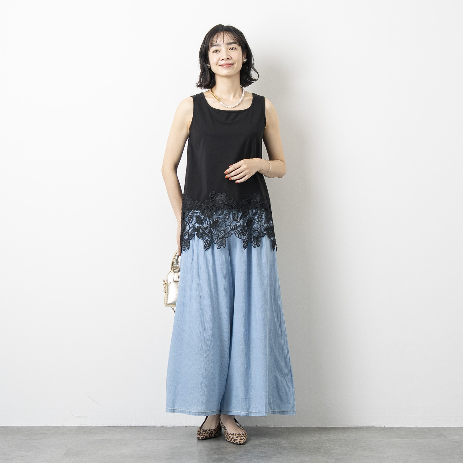 オン　ザ　エッジ フラワー＆ リーフモティーフ ケミカルレースが美しい スクエアーネック タンクトップ