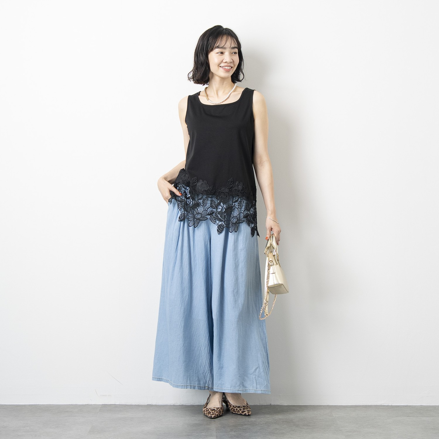 オン　ザ　エッジ フラワー＆ リーフモティーフ ケミカルレースが美しい スクエアーネック タンクトップ