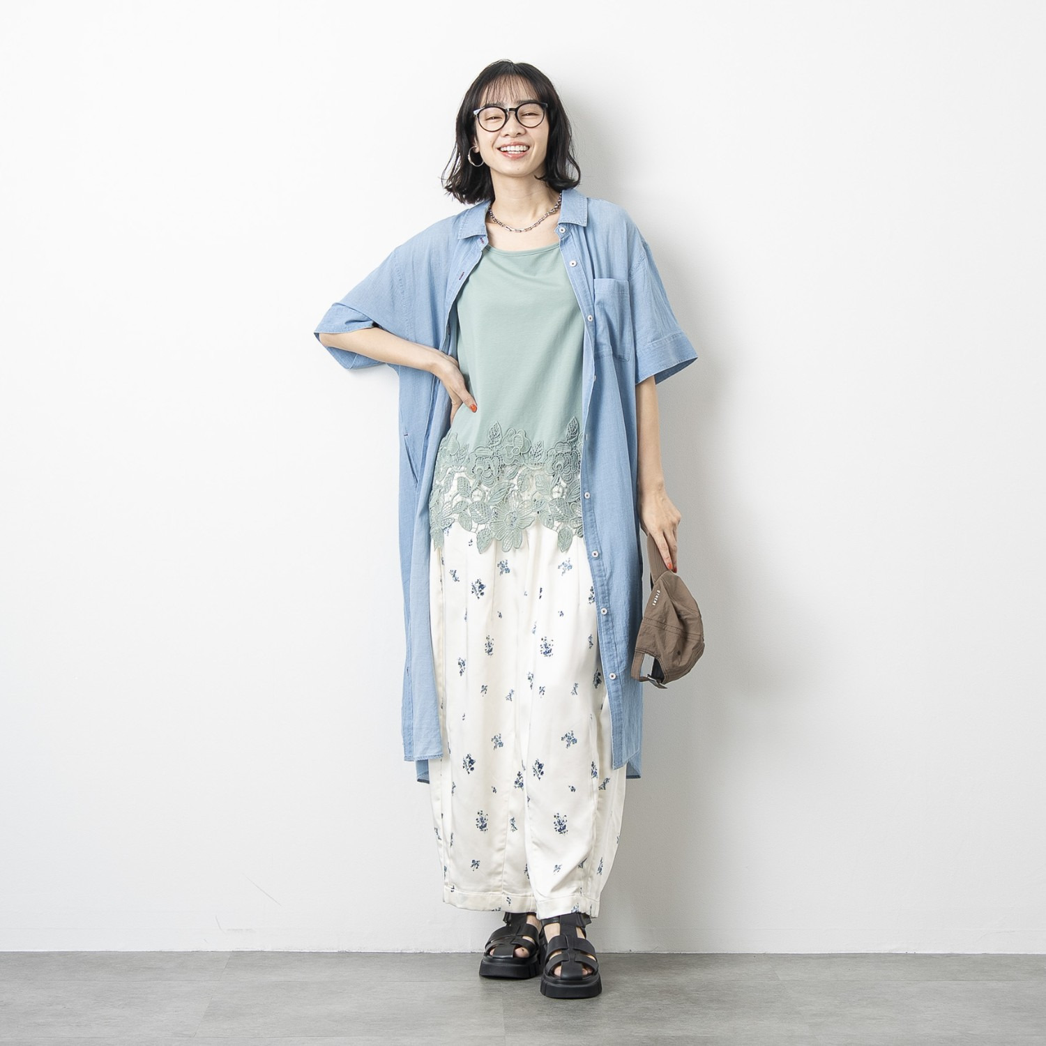 オン　ザ　エッジ フラワー＆ リーフモティーフ ケミカルレースが美しい スクエアーネック タンクトップ