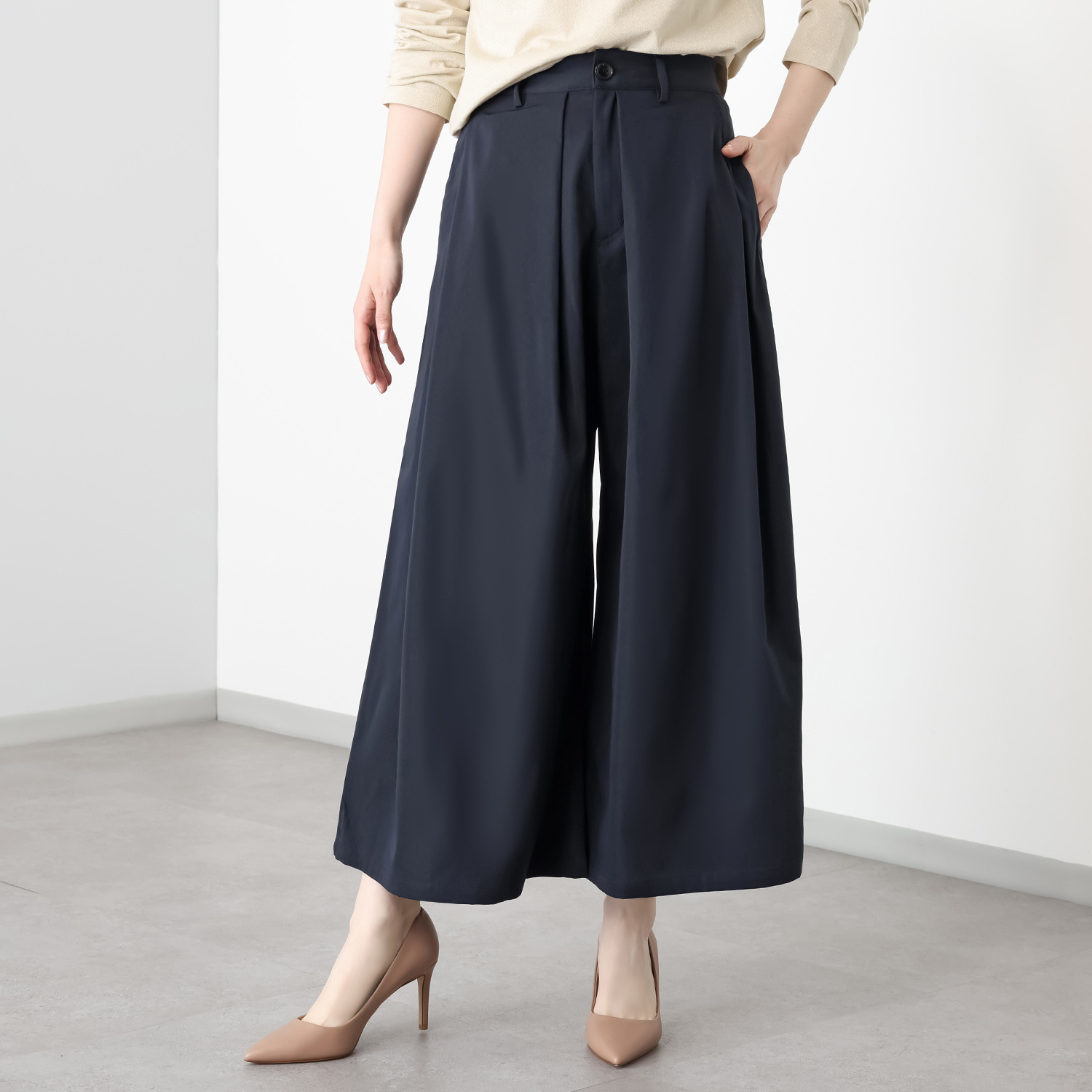 元町ゼラール しなやかチノ素材 タックアクセント スカート風パンツ